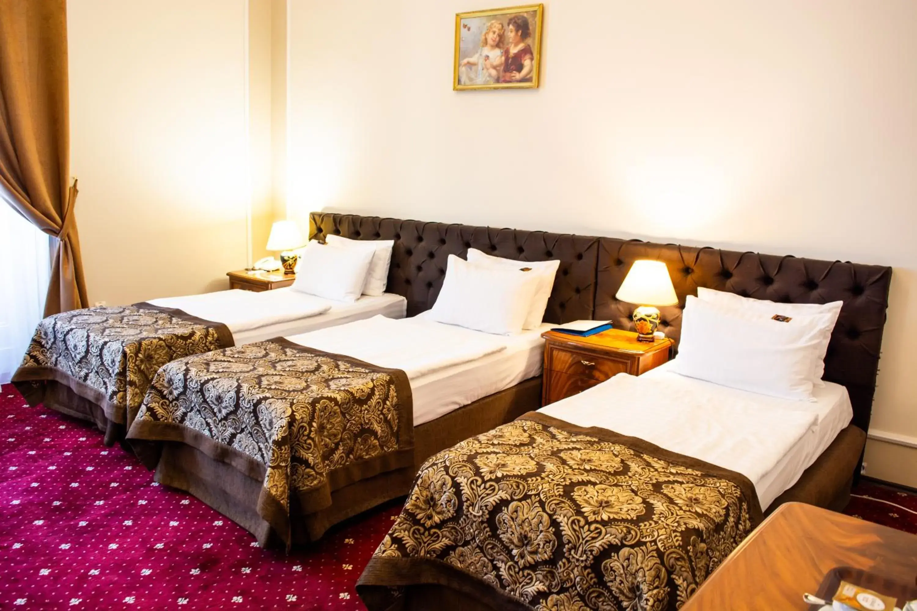 Photo of the whole room, Bed in George Hotel Photo of the whole room, Bed in George Hotel