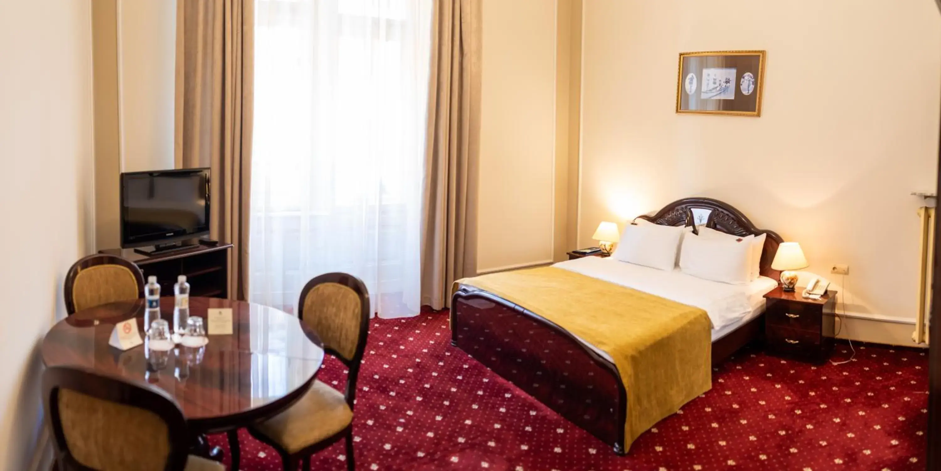 Photo of the whole room, Bed in George Hotel Photo of the whole room, Bed in George Hotel