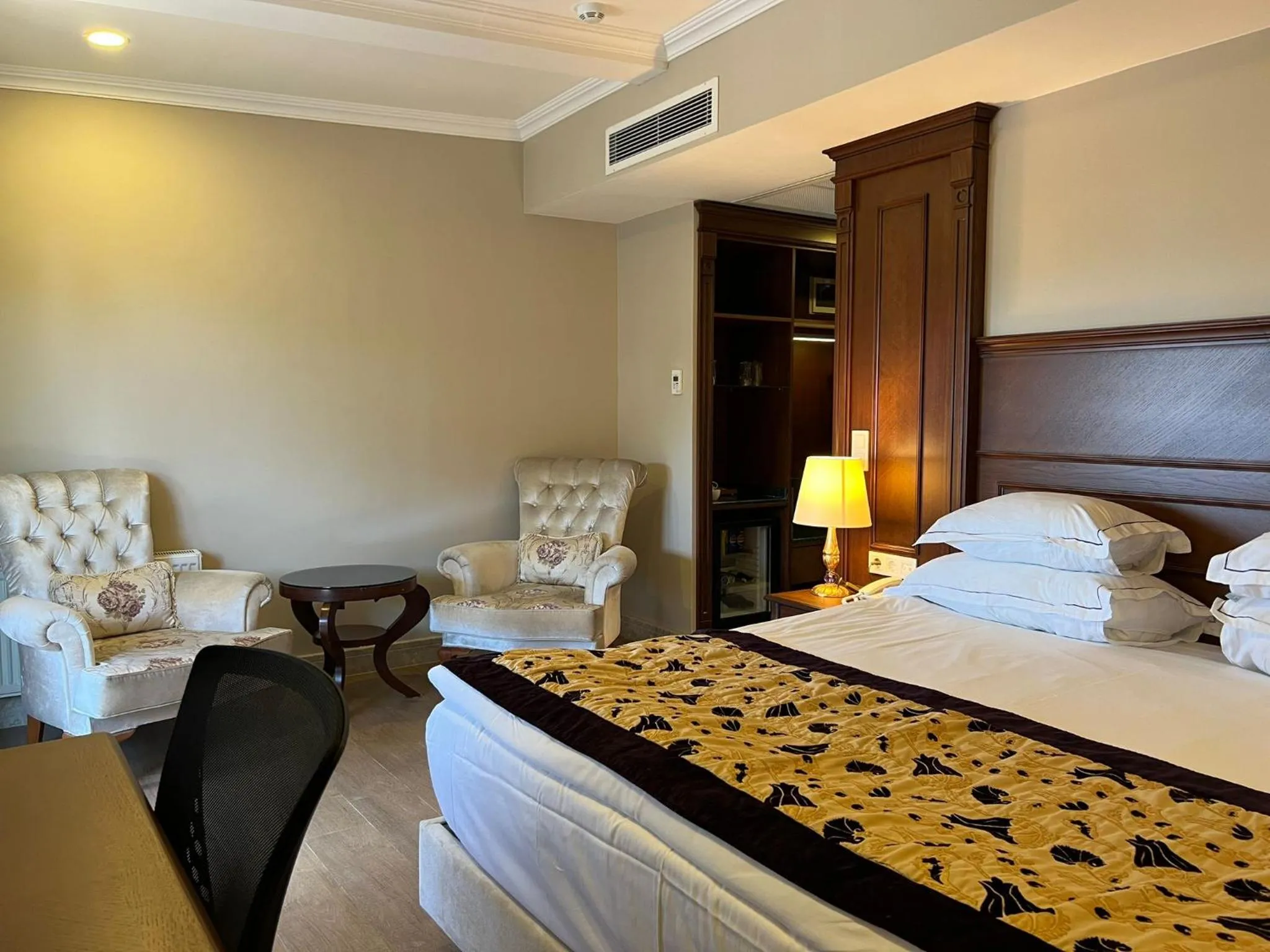 Bed in GLK PREMIER The Home Suites & Spa