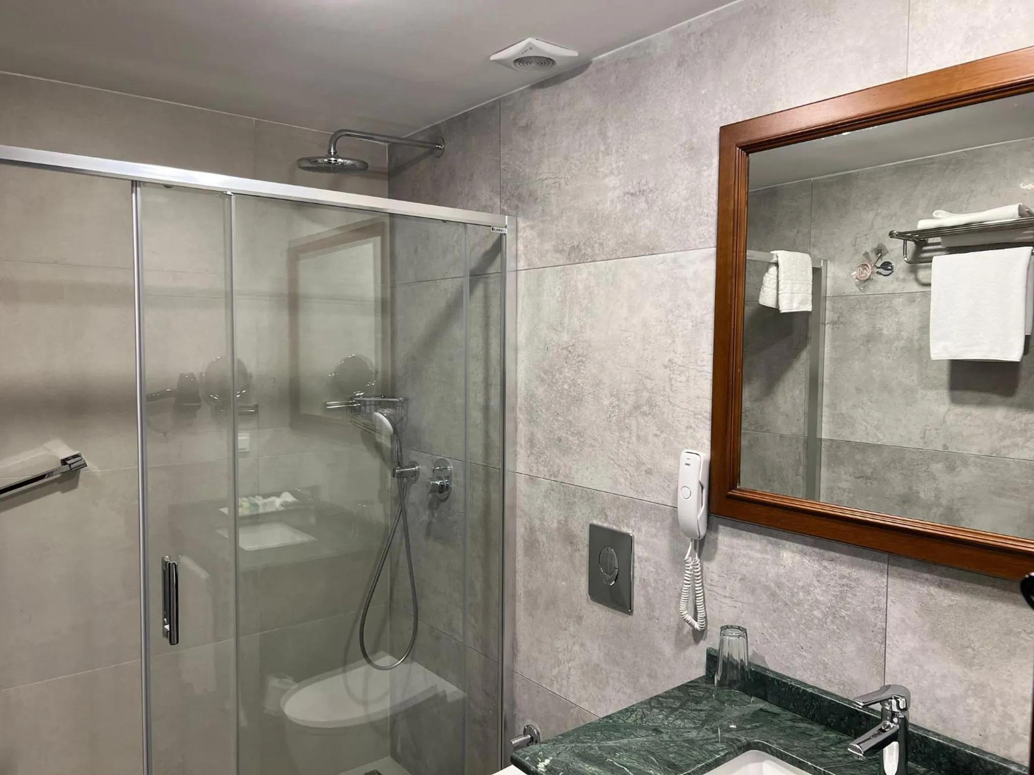 GLK PREMIER The Home Suites & Spa