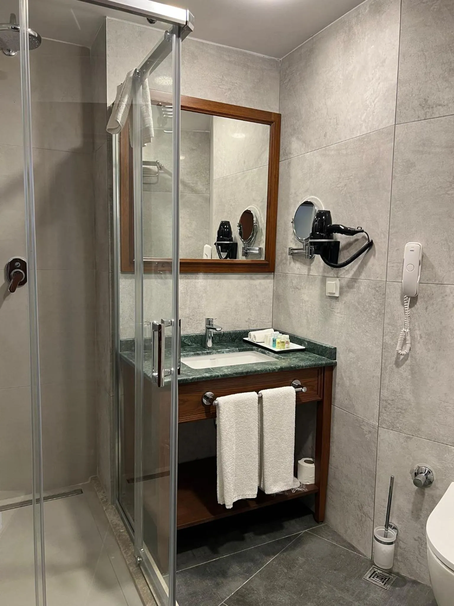 GLK PREMIER The Home Suites & Spa