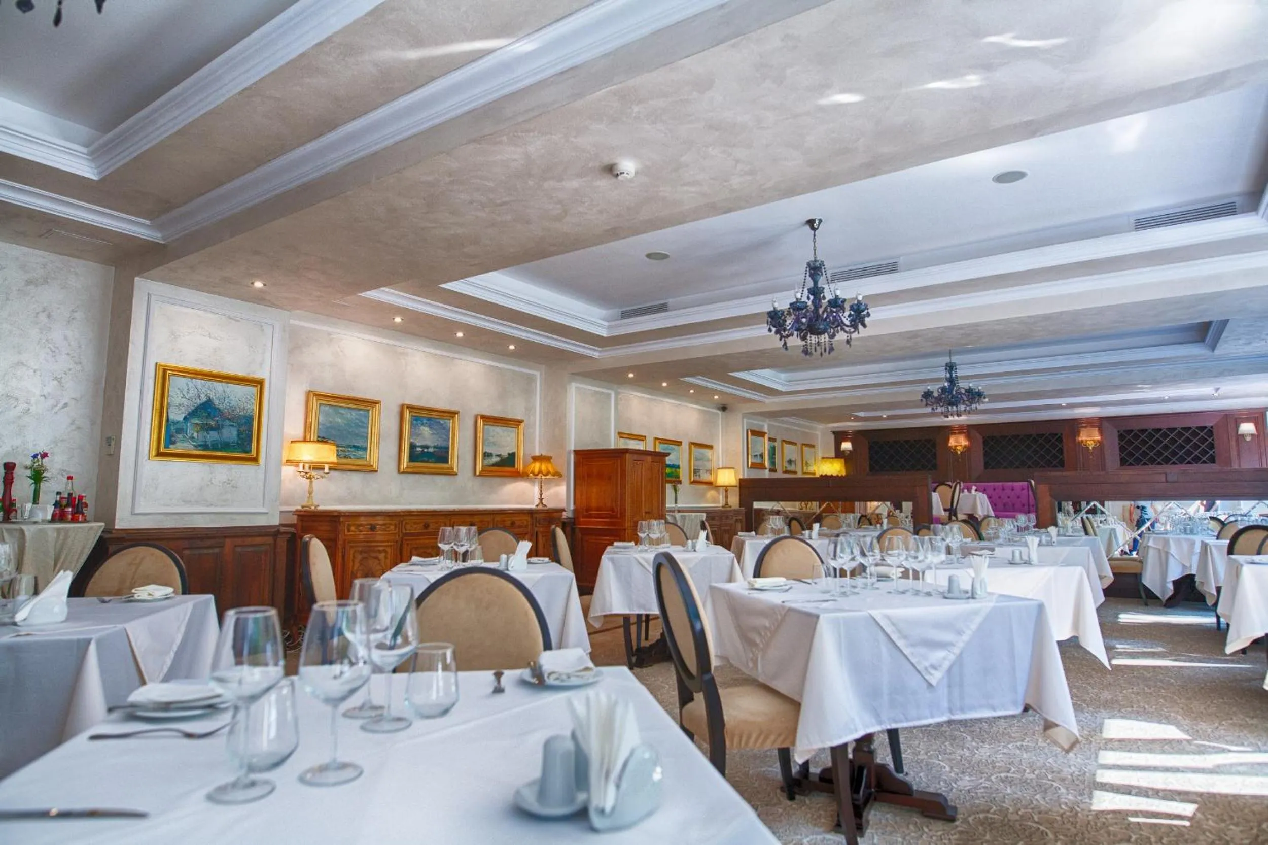 Restaurant/places to eat in Grand Hotel Sofianu