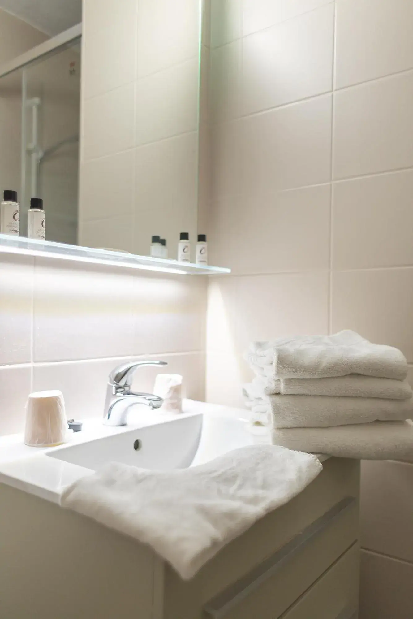 Bathroom in Relax'Otel & Spa, Le Barcarès Bathroom in Relax'Otel & Spa, Le Barcarès