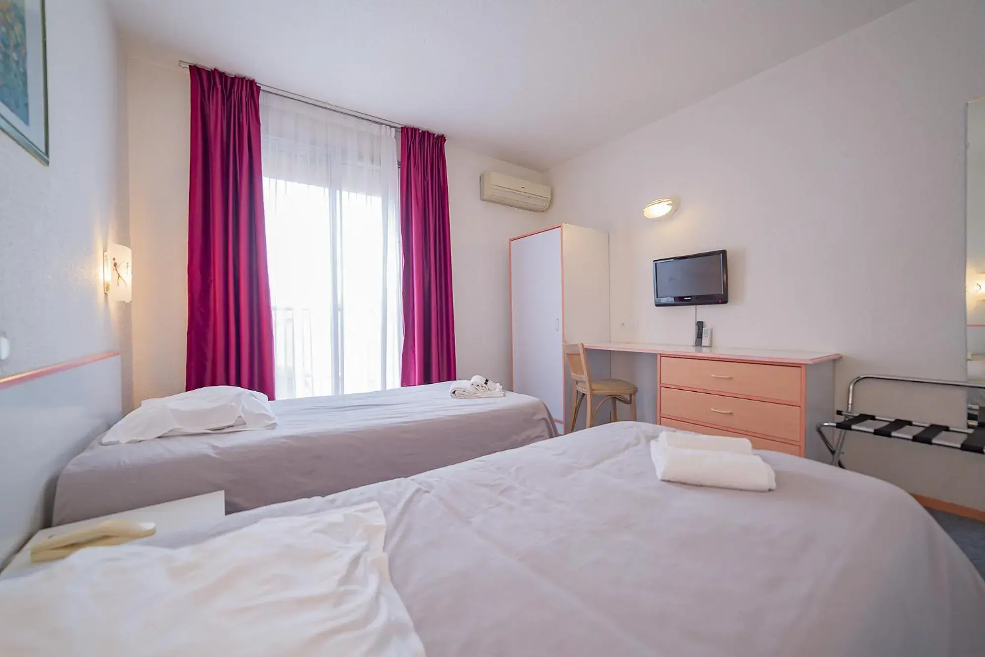 Economy Twin Room in The Originals City, Relax'Otel & Spa, Le Barcarès Economy Twin Room in The Originals City, Relax'Otel & Spa, Le Barcarès