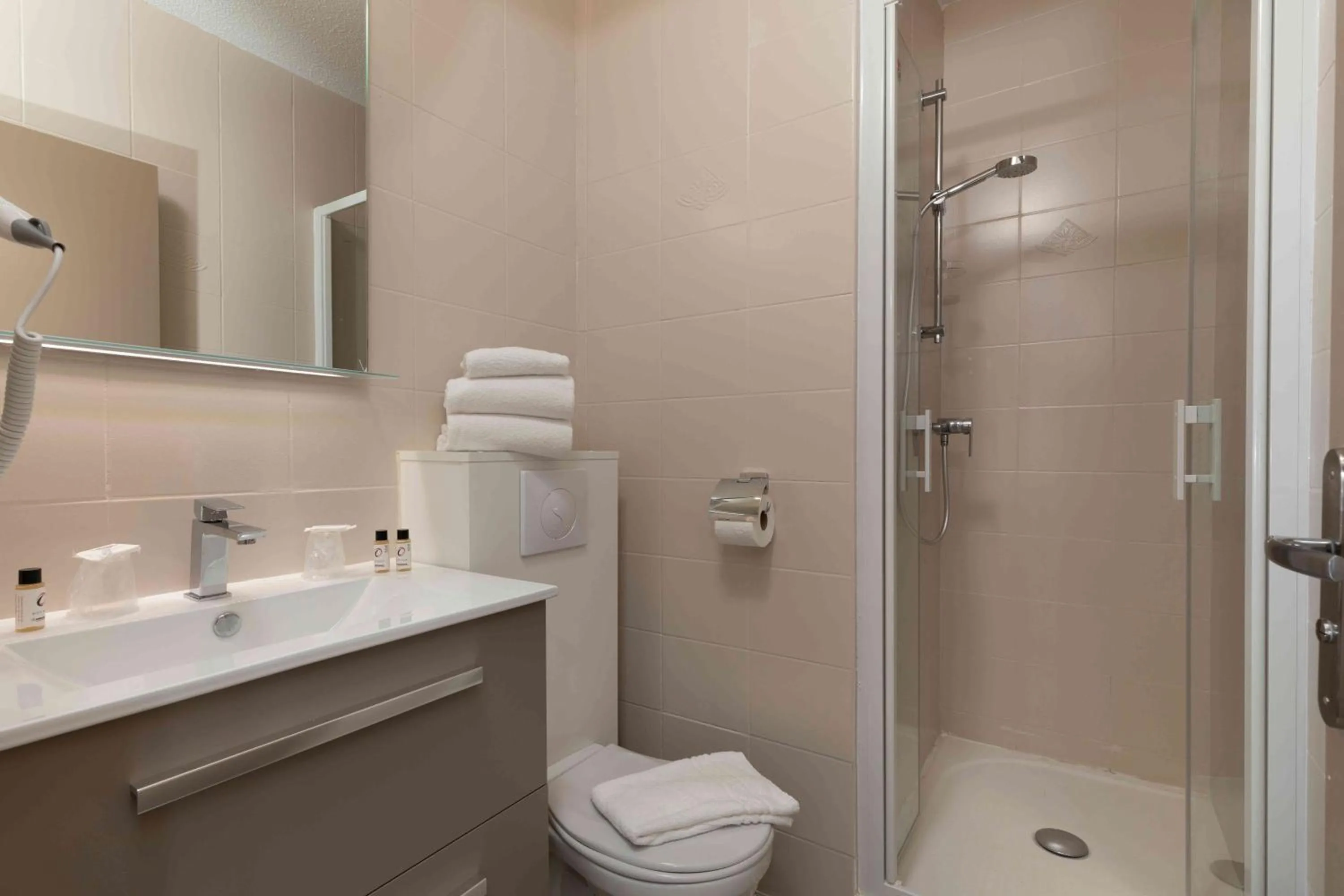 Bathroom in The Originals City, Relax'Otel & Spa, Le Barcarès