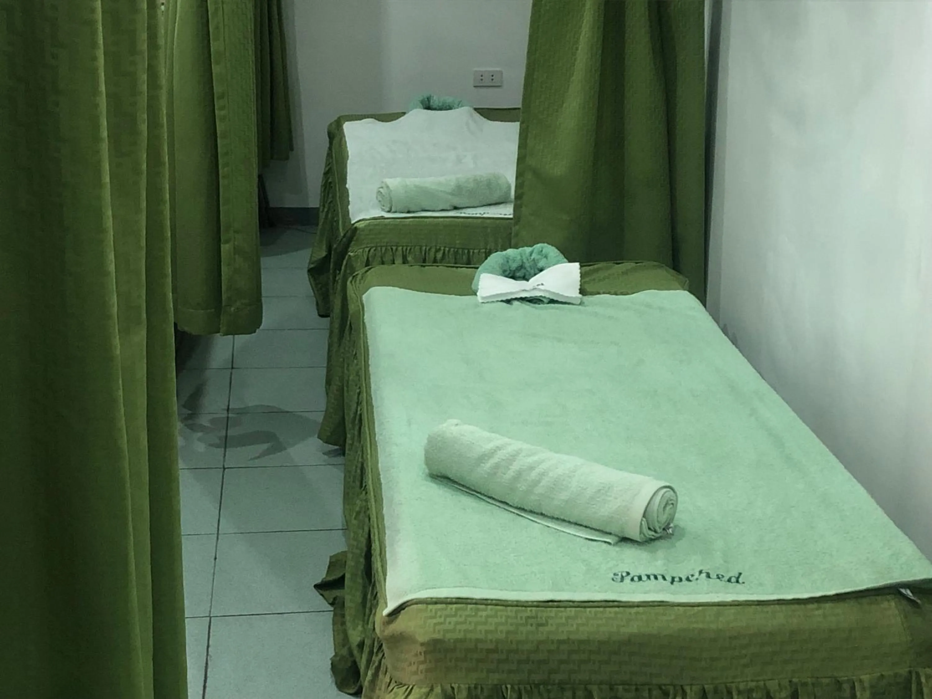 Spa and wellness centre/facilities, Bed in Badladz Staycation Condos