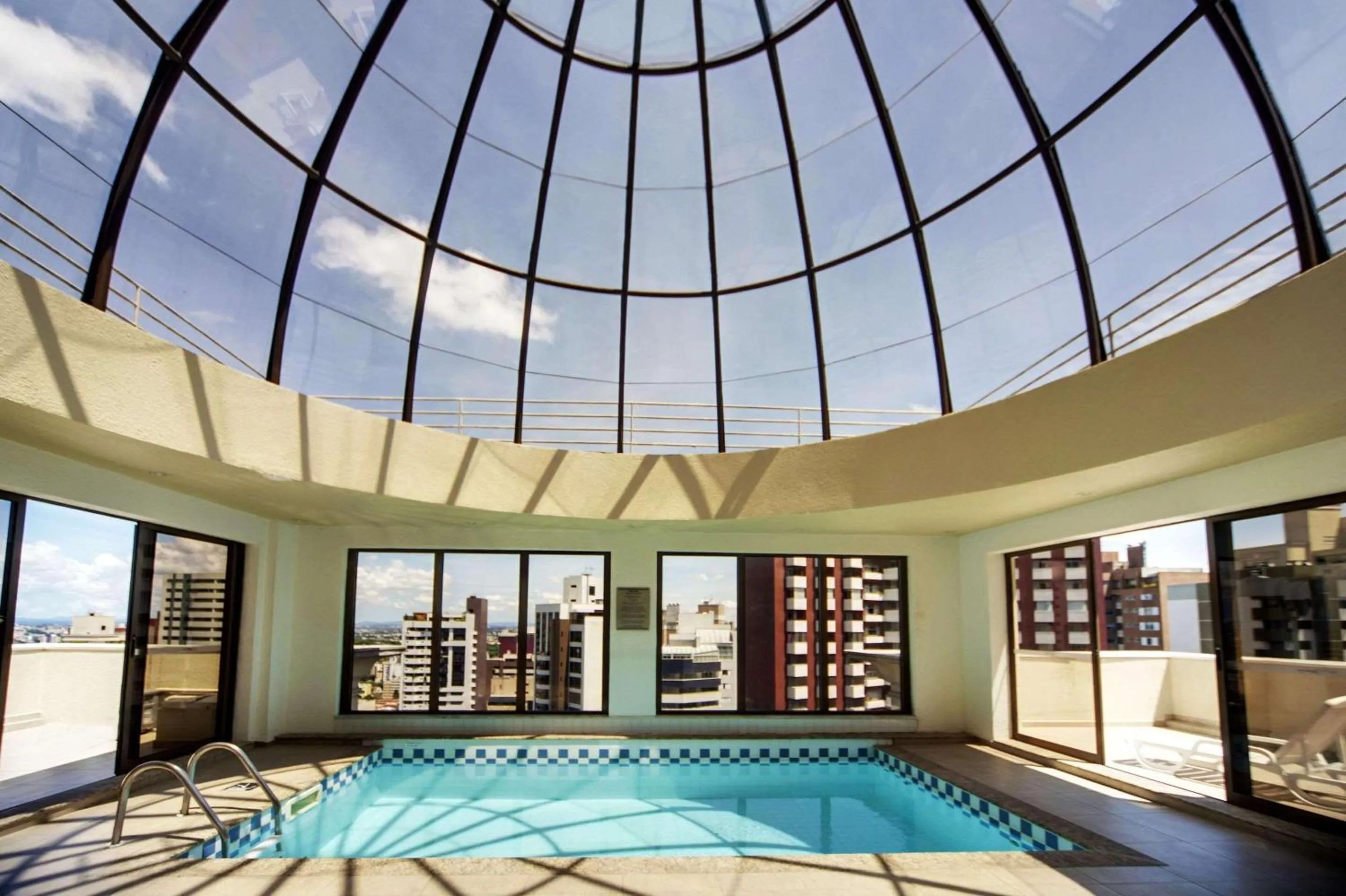 Swimming pool in Radisson Hotel Curitiba