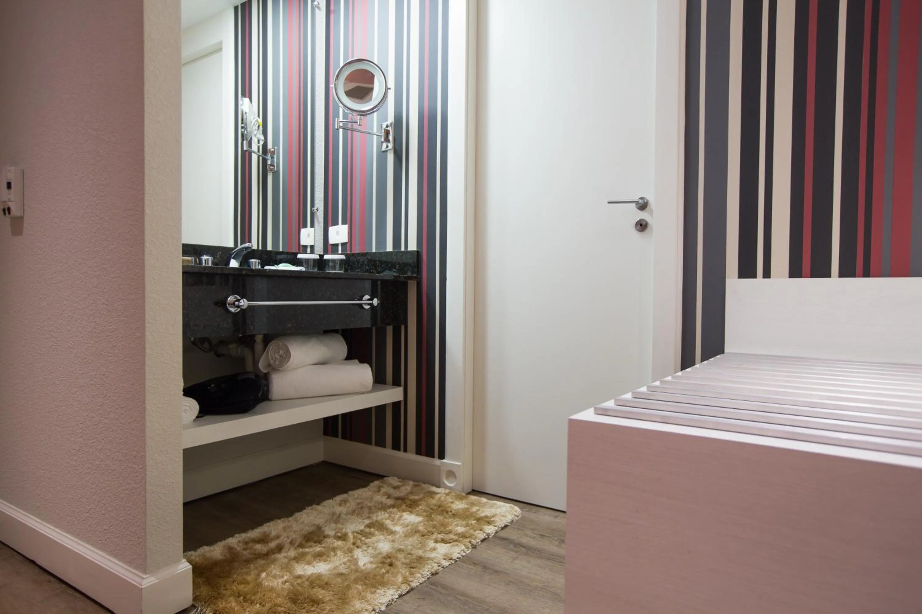 Bathroom, Bed in Radisson Hotel Curitiba