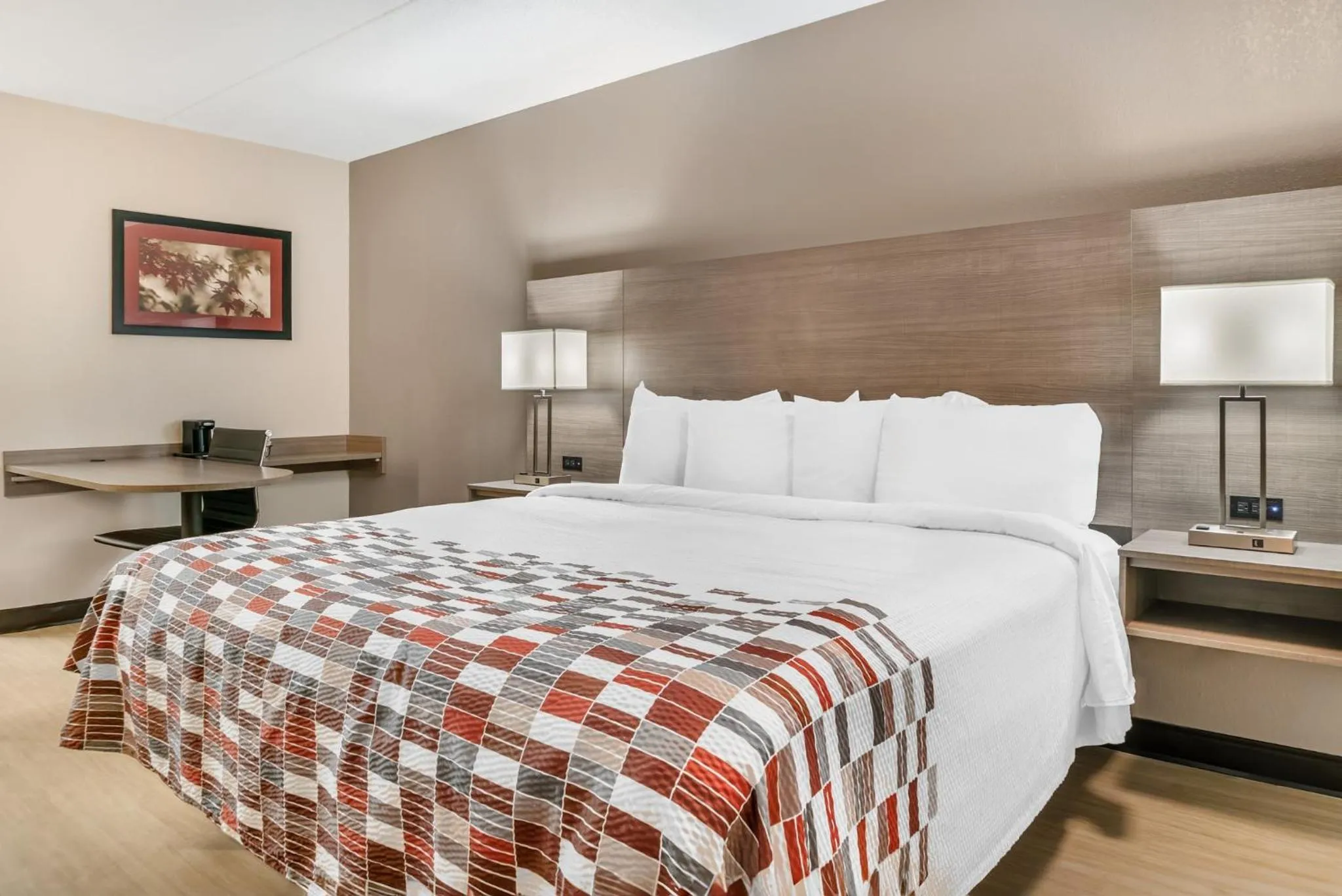 Bedroom, Bed in Red Roof Inn Detroit Metro Airport - Taylor