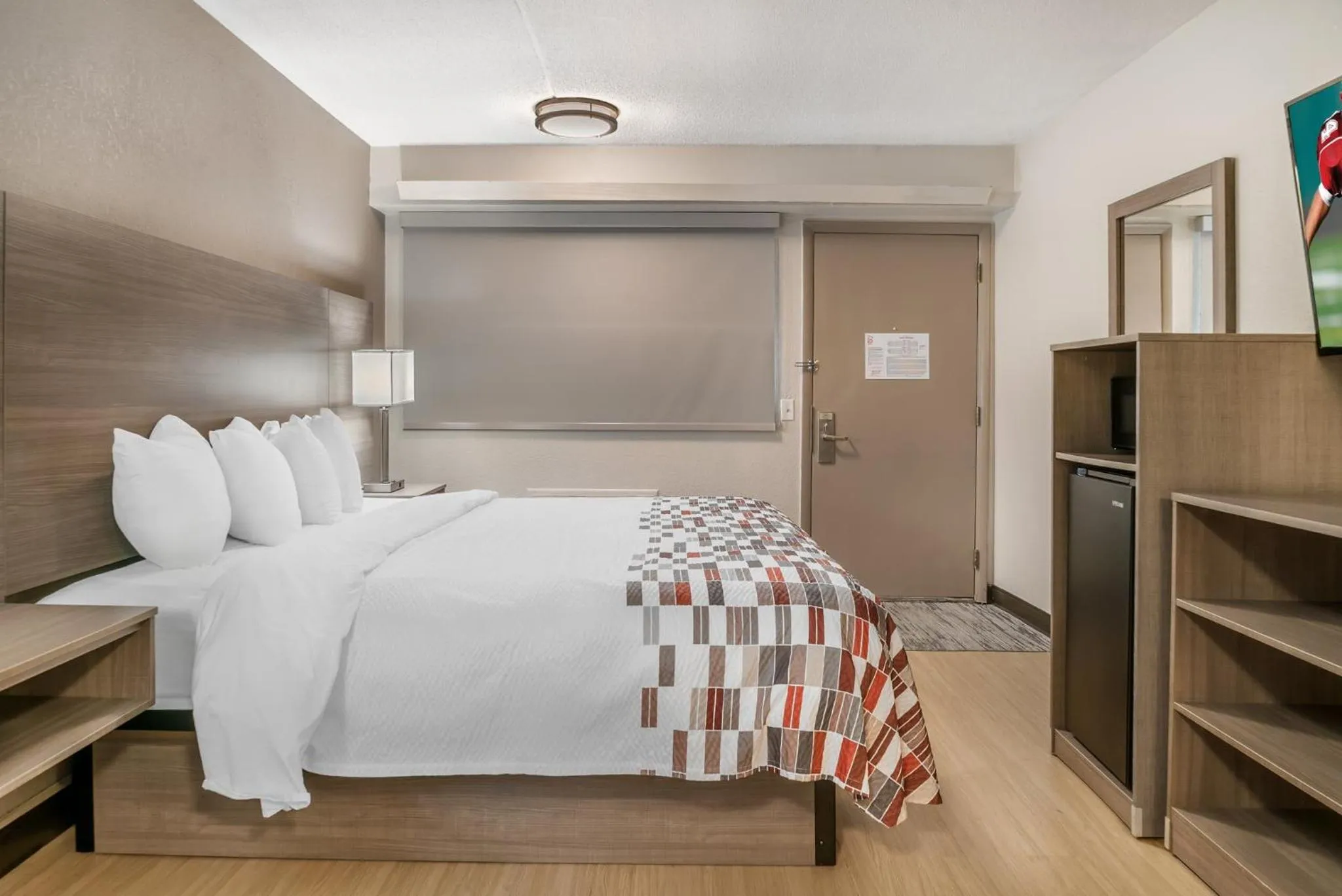 Photo of the whole room, Bed in Red Roof Inn Detroit Metro Airport - Taylor