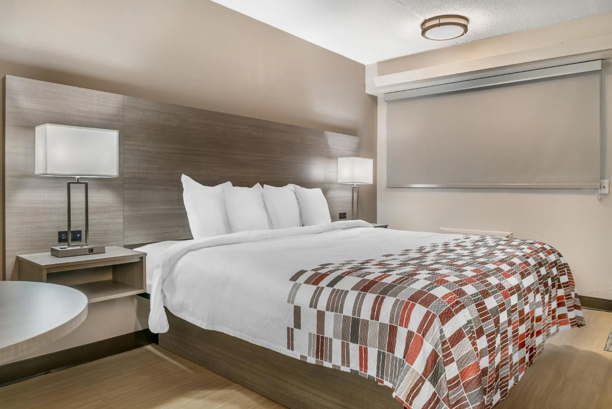 Bedroom, Bed in Red Roof Inn Detroit Metro Airport - Taylor