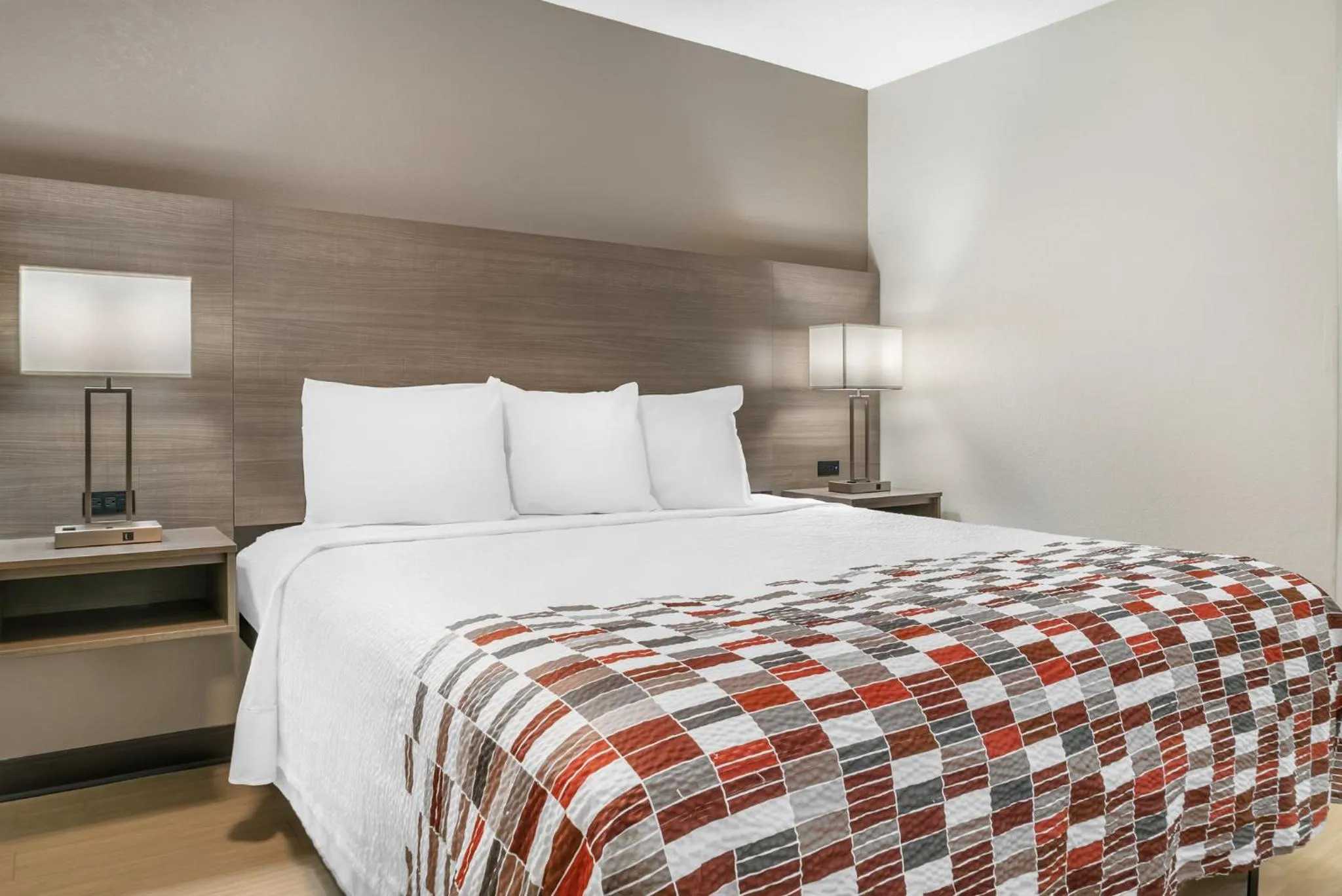 Photo of the whole room, Bed in Red Roof Inn Detroit Metro Airport - Taylor