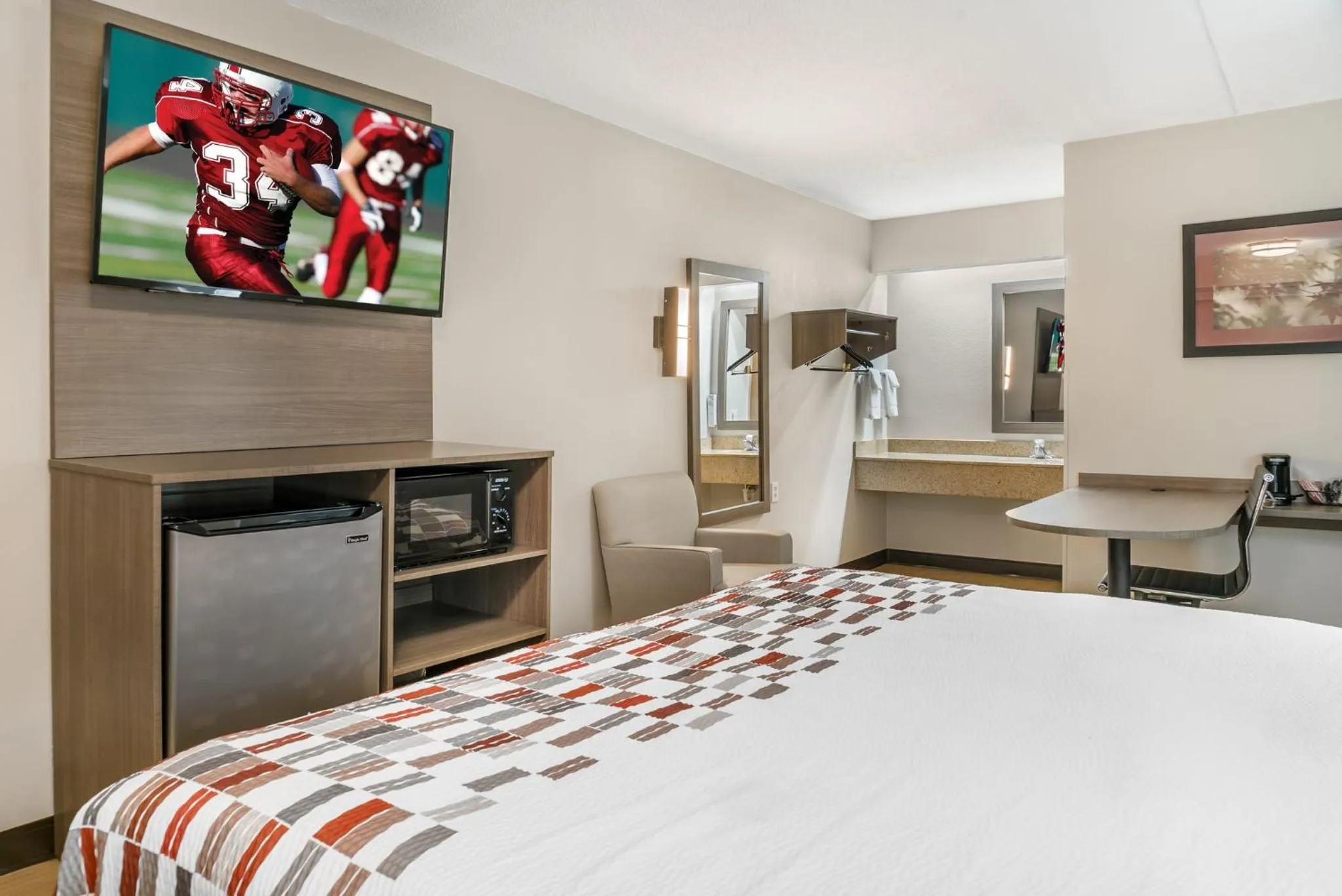 Bedroom, Bed in Red Roof Inn Detroit Metro Airport - Taylor