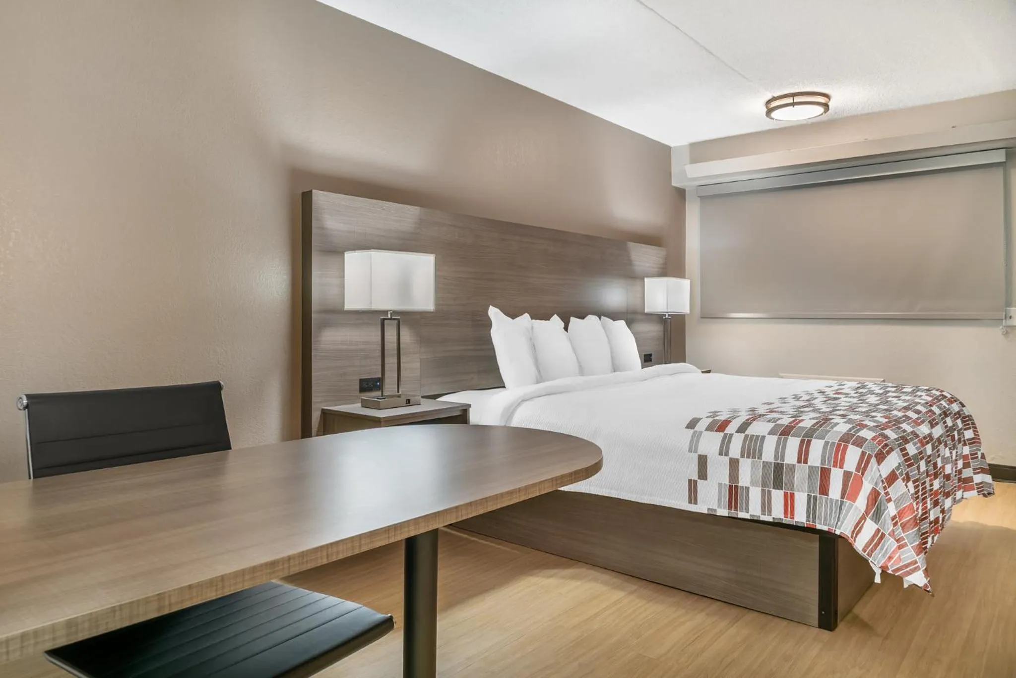 Bedroom, Bed in Red Roof Inn Detroit Metro Airport - Taylor