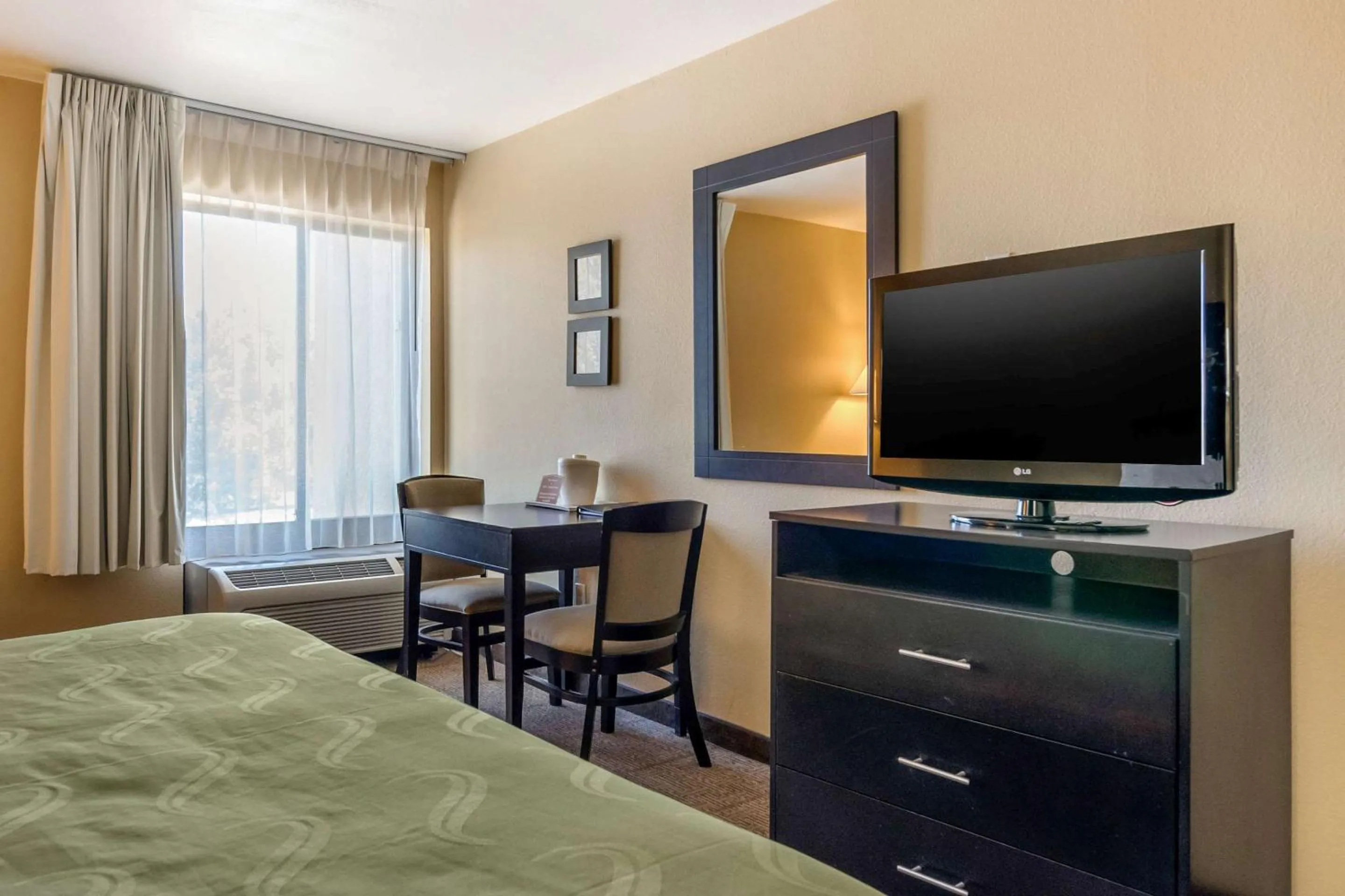 Bedroom, Bed in Quality Inn & Suites Lenexa Kansas City
