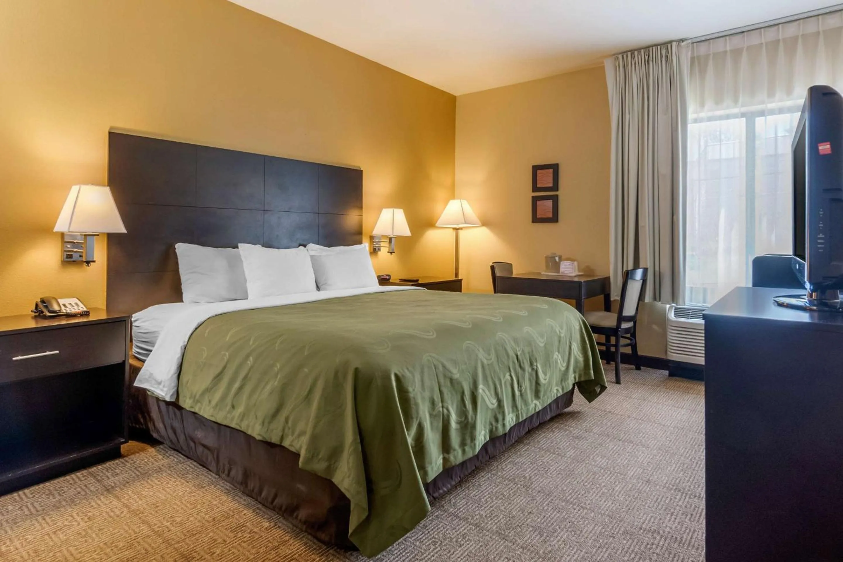 Bedroom, Bed in Quality Inn & Suites Lenexa Kansas City