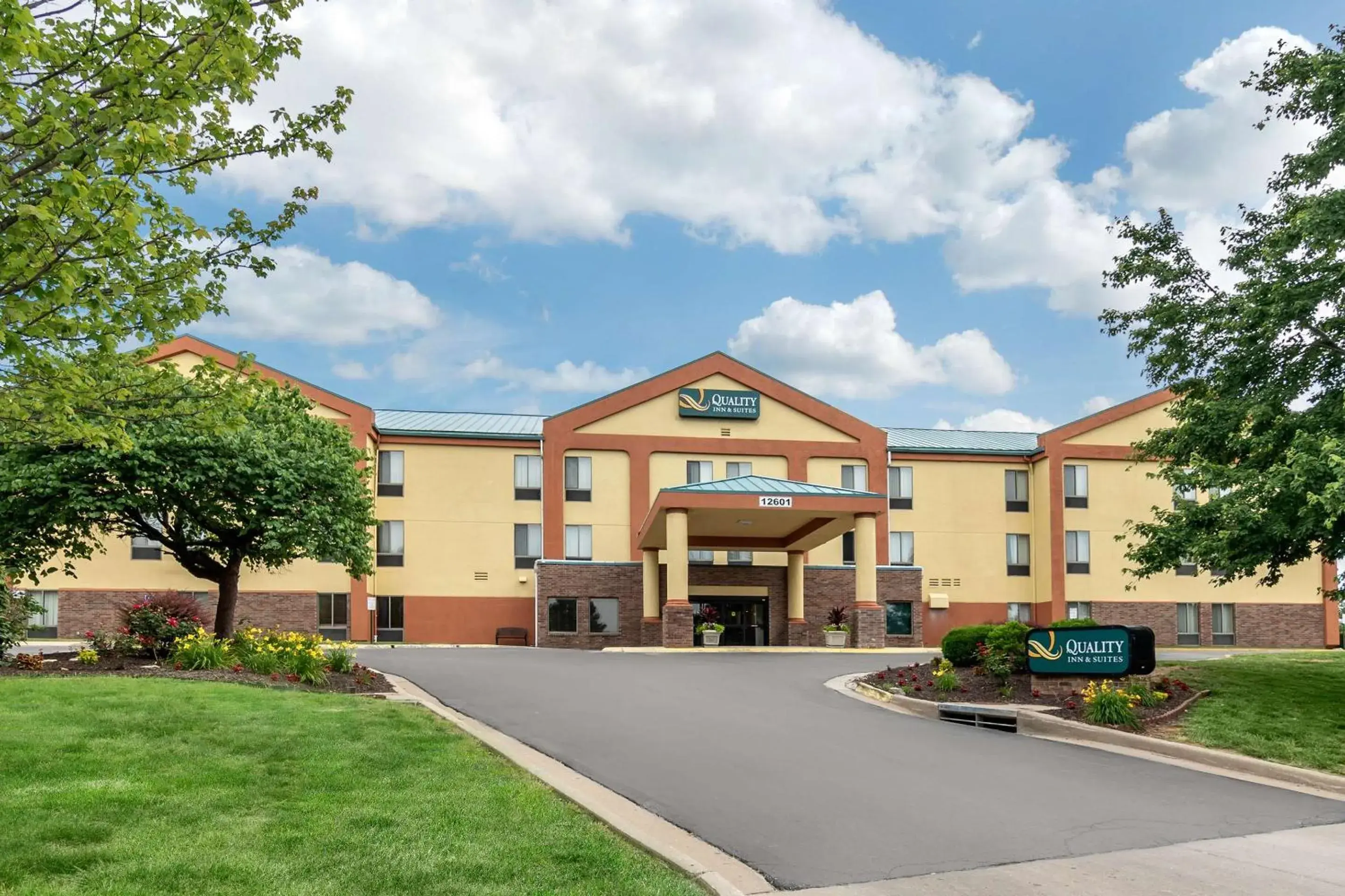 Property building in Quality Inn & Suites Lenexa Kansas City Property building in Quality Inn & Suites Lenexa Kansas City