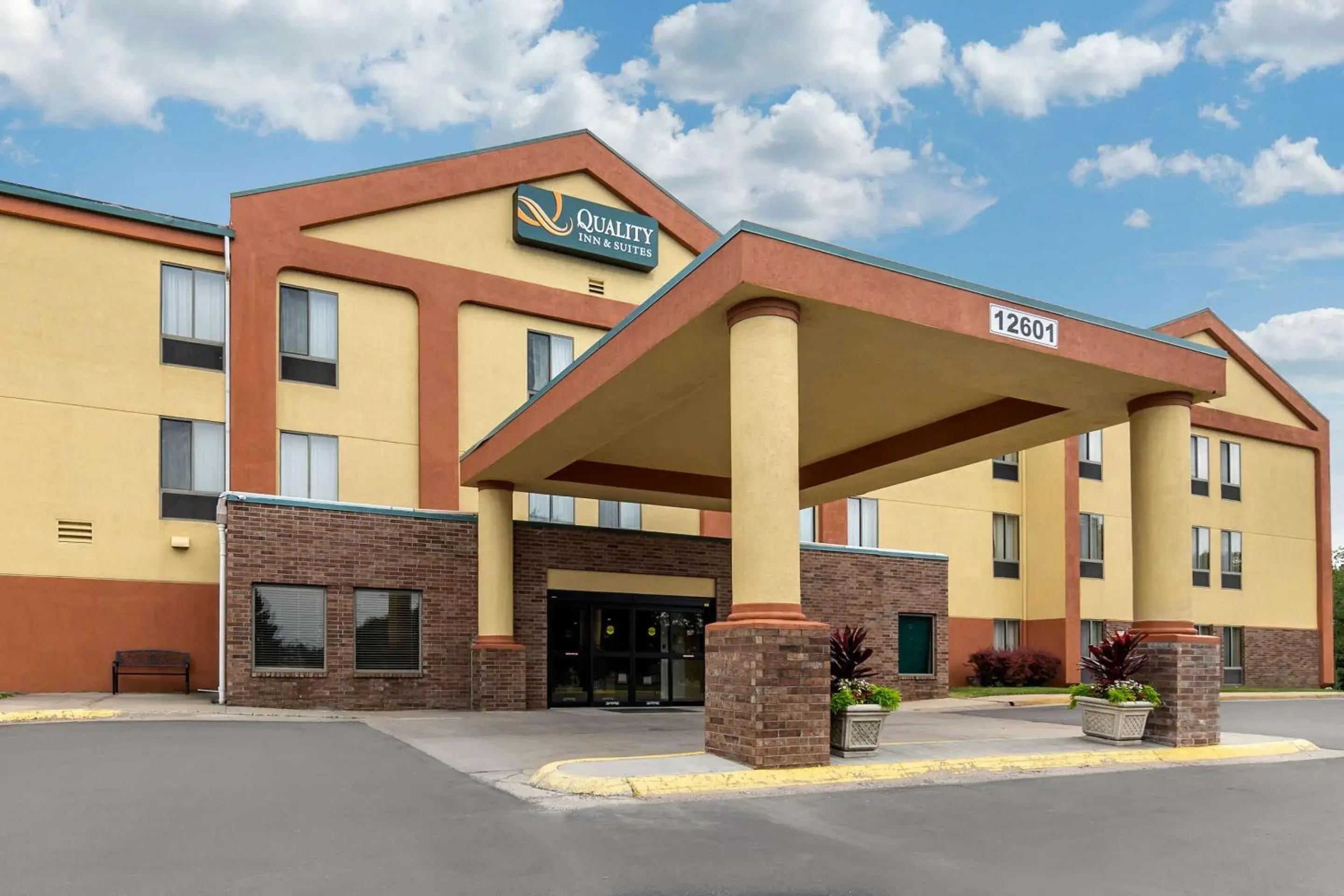 Property building in Quality Inn & Suites Lenexa Kansas City Property building in Quality Inn & Suites Lenexa Kansas City