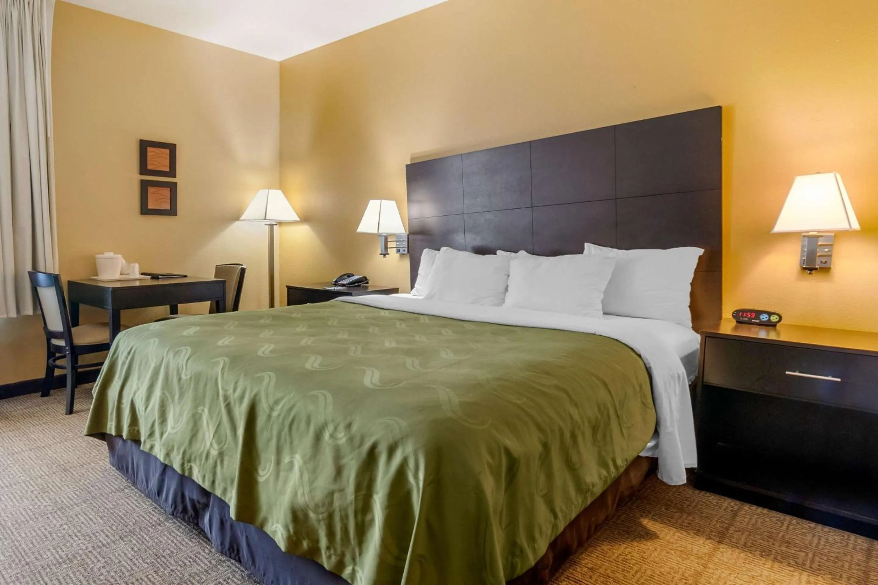 Bedroom, Bed in Quality Inn & Suites Lenexa Kansas City