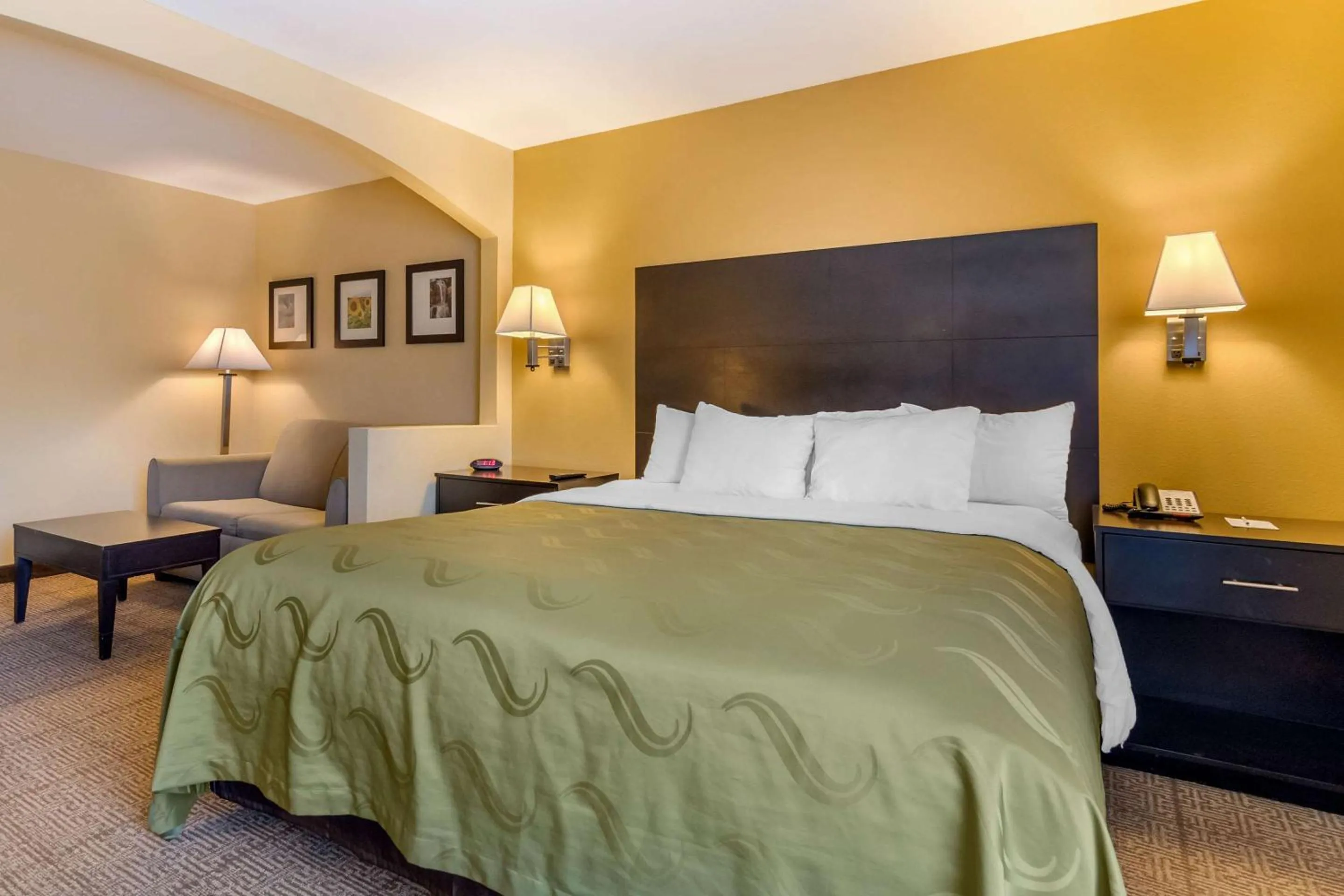 Bedroom, Bed in Quality Inn & Suites Lenexa Kansas City