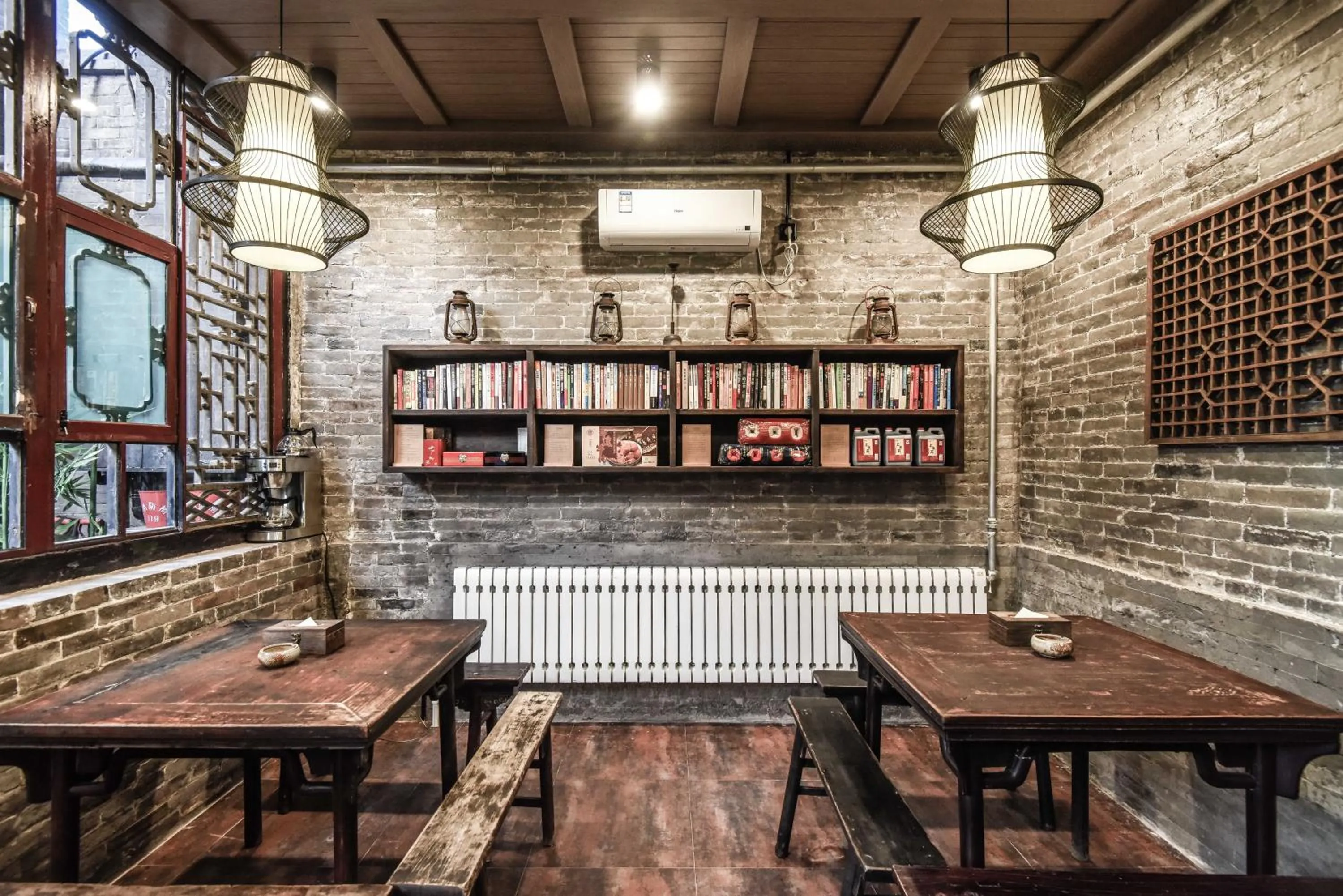 Restaurant/places to eat in Elsewhere Hotel The former residence of the draft bank