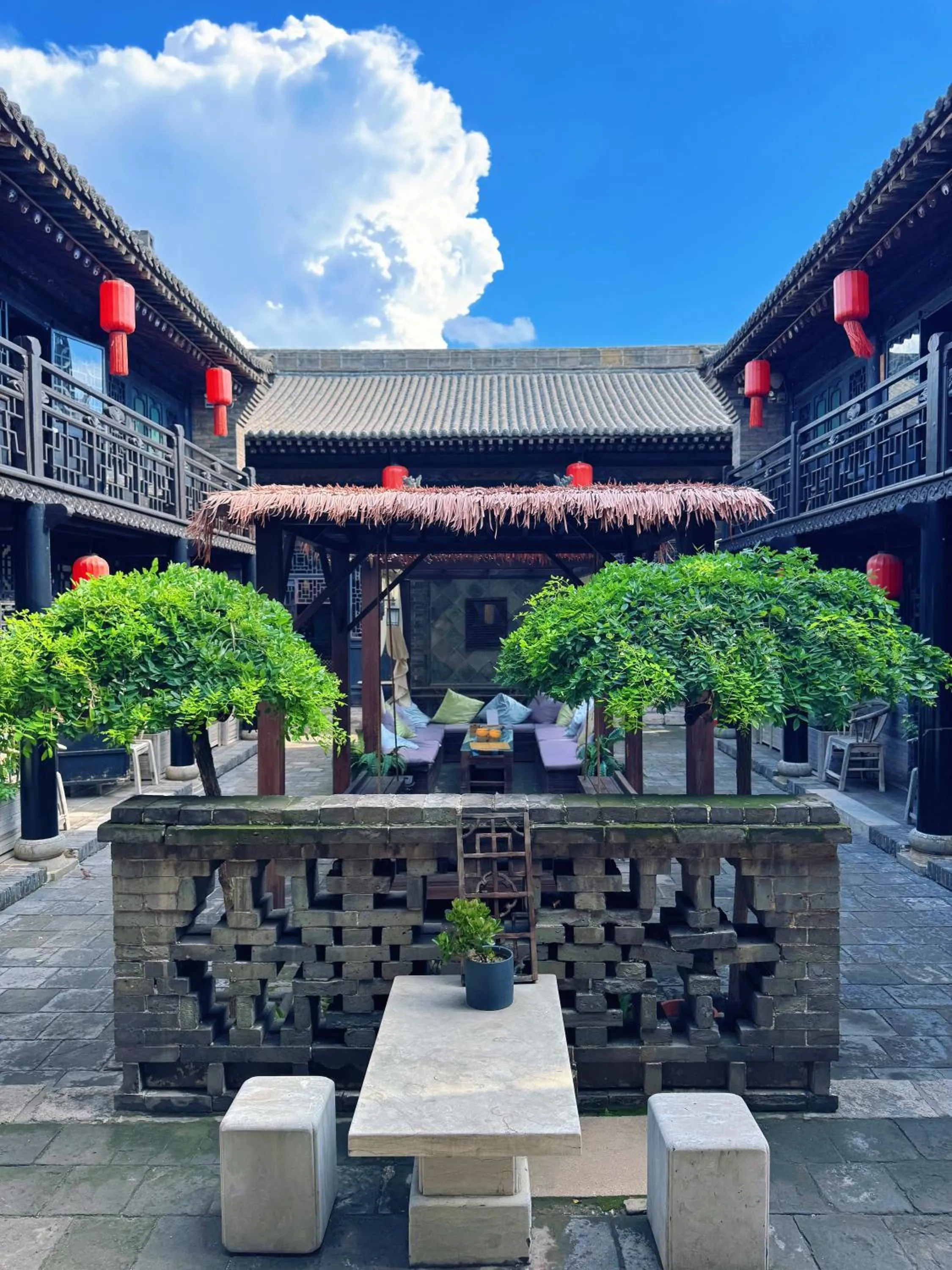 Property building in Elsewhere Hotel The former residence of the draft bank