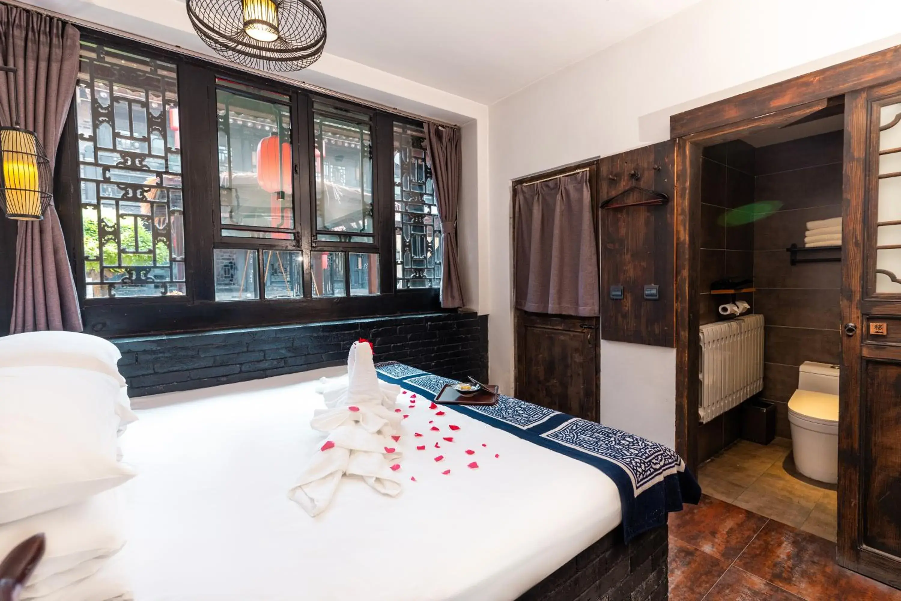 Double Room with Private Bathroom in Elsewhere Hotel The former residence of the draft bank Double Room with Private Bathroom in Elsewhere Hotel The former residence of the draft bank
