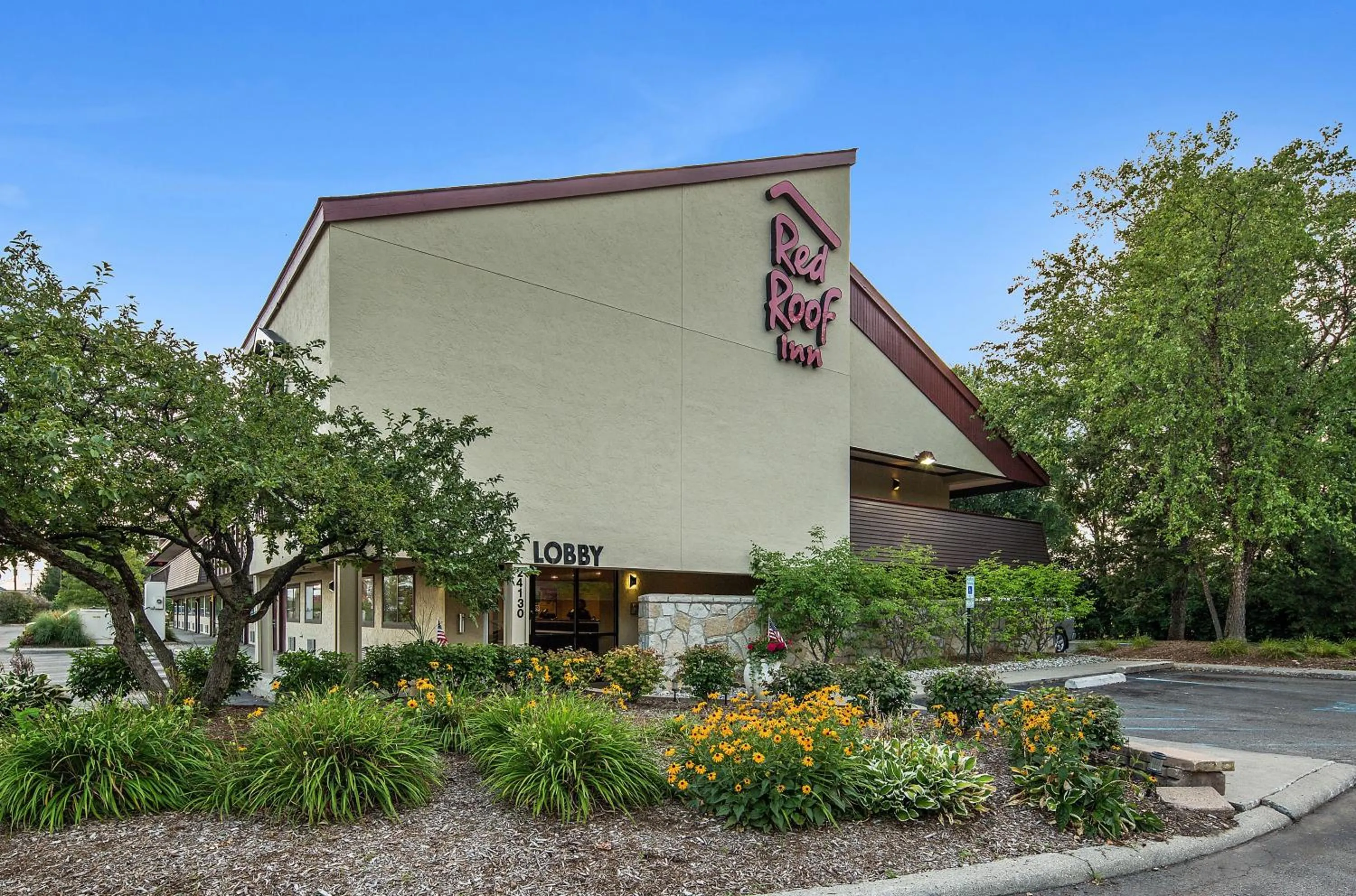 Property building in Red Roof Inn Detroit - Dearborn-Greenfield Village