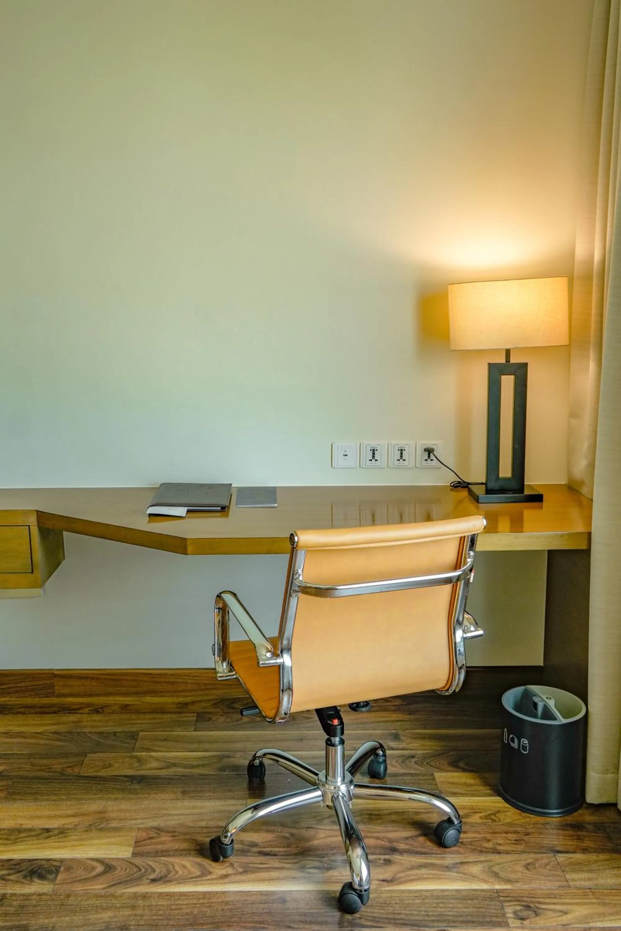 hair dresser in Courtyard by Marriott Gurugram Downtown