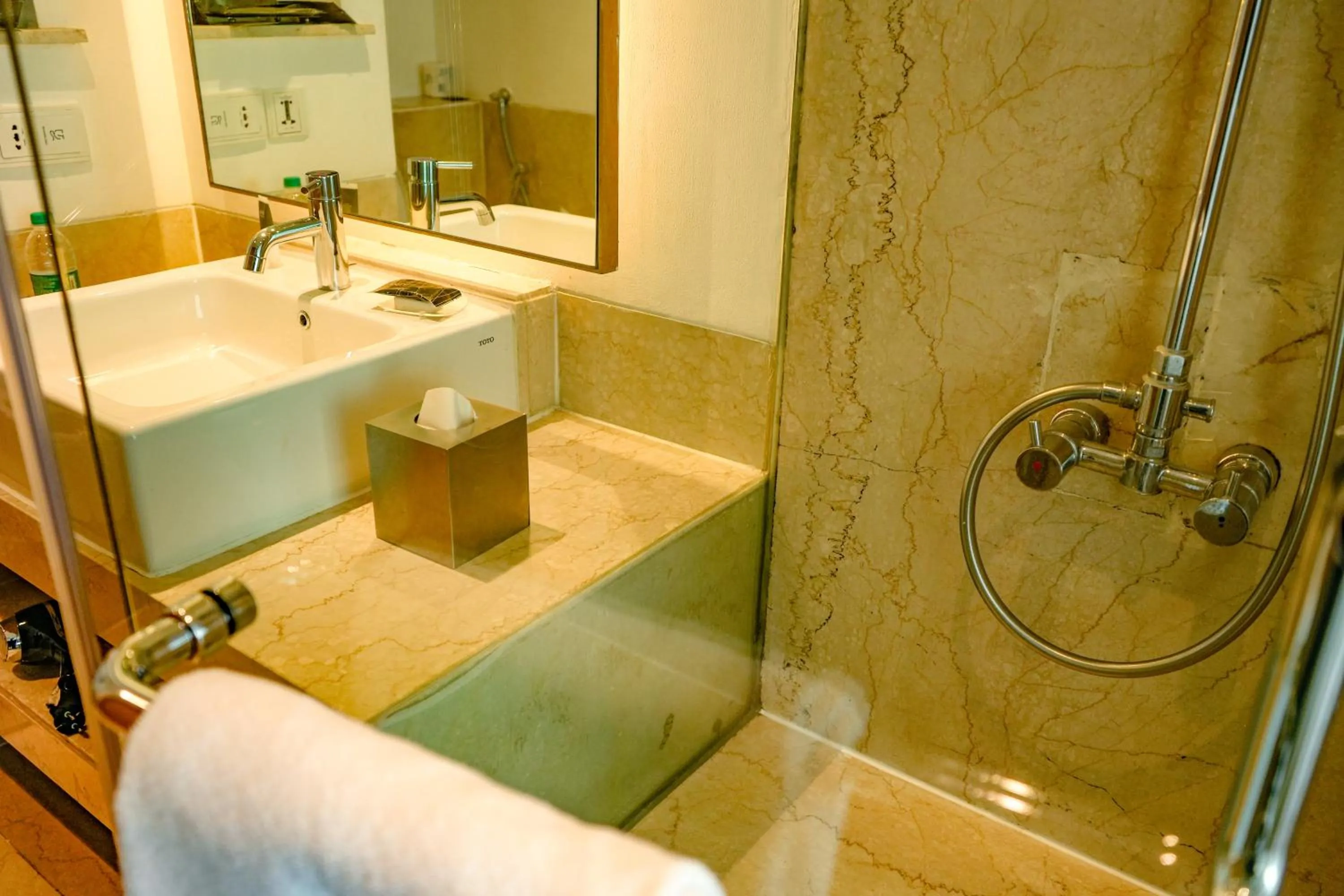 Shower in Courtyard by Marriott Gurugram Downtown
