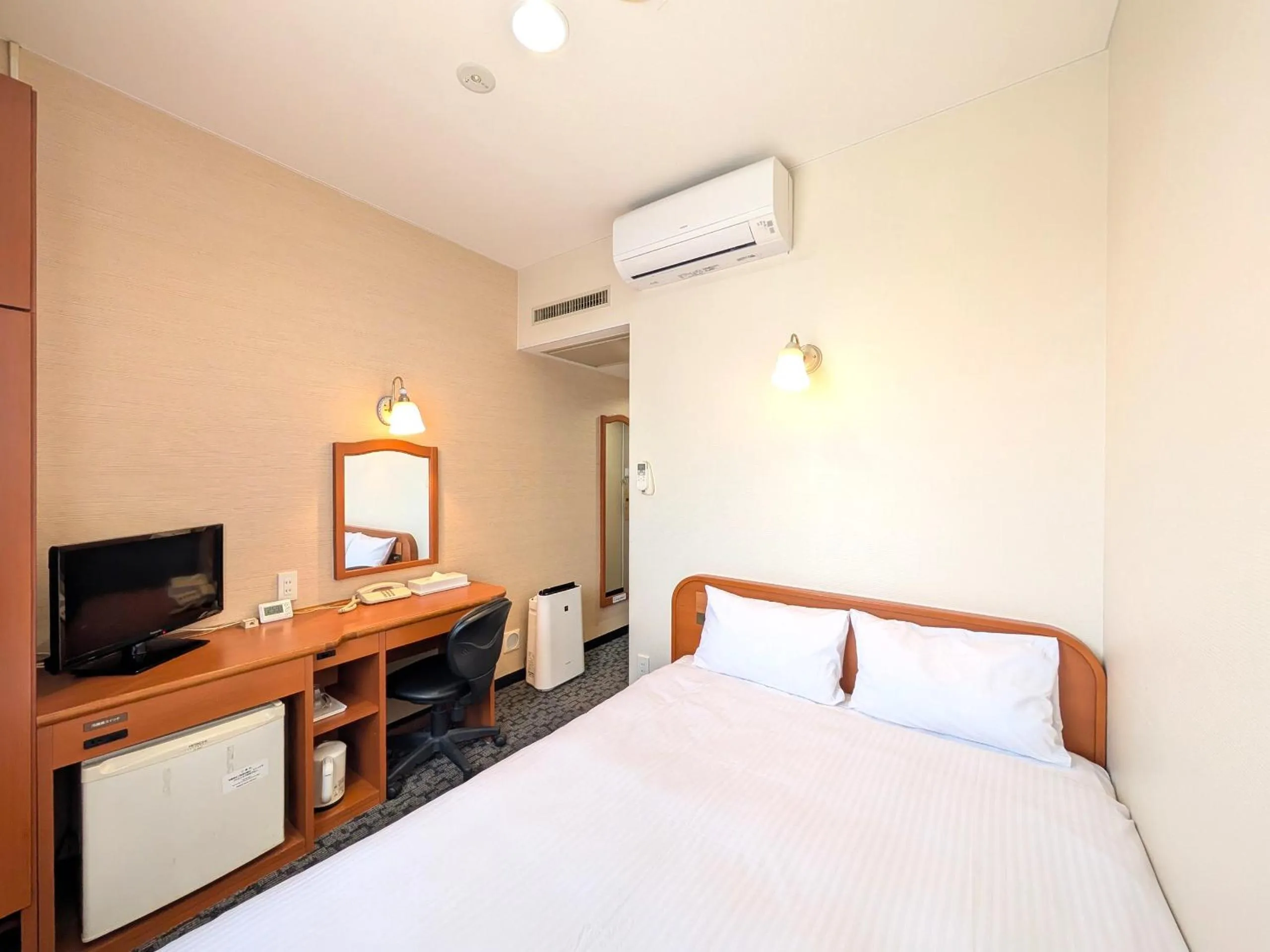 Photo of the whole room, Bed in Suizenji Comfort Hotel