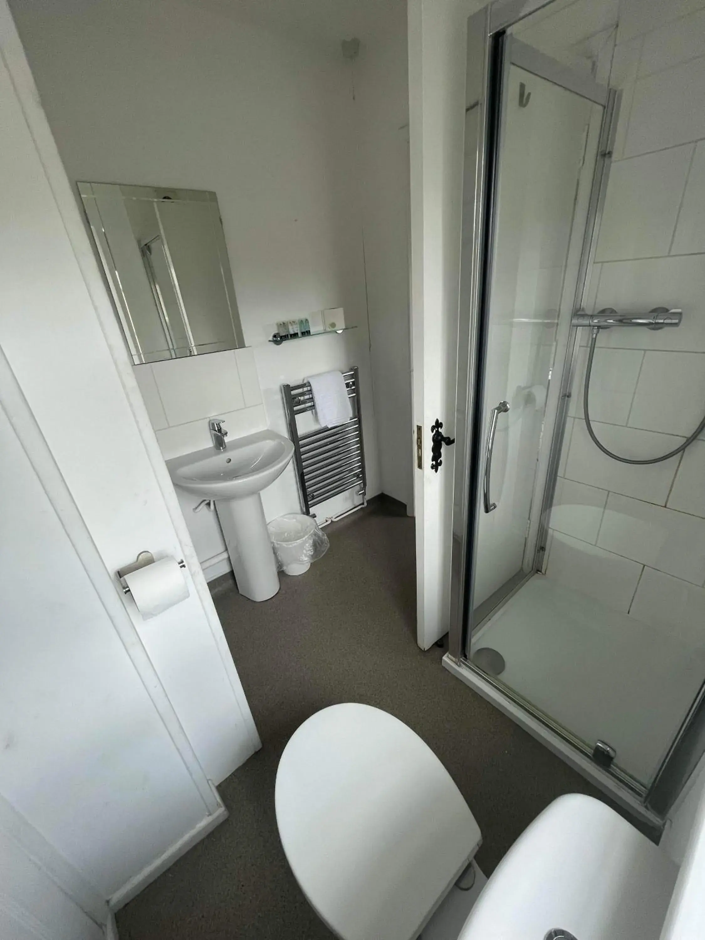 Double Room With Garden View and Shower in The Bell Inn Double Room With Garden View and Shower in The Bell Inn