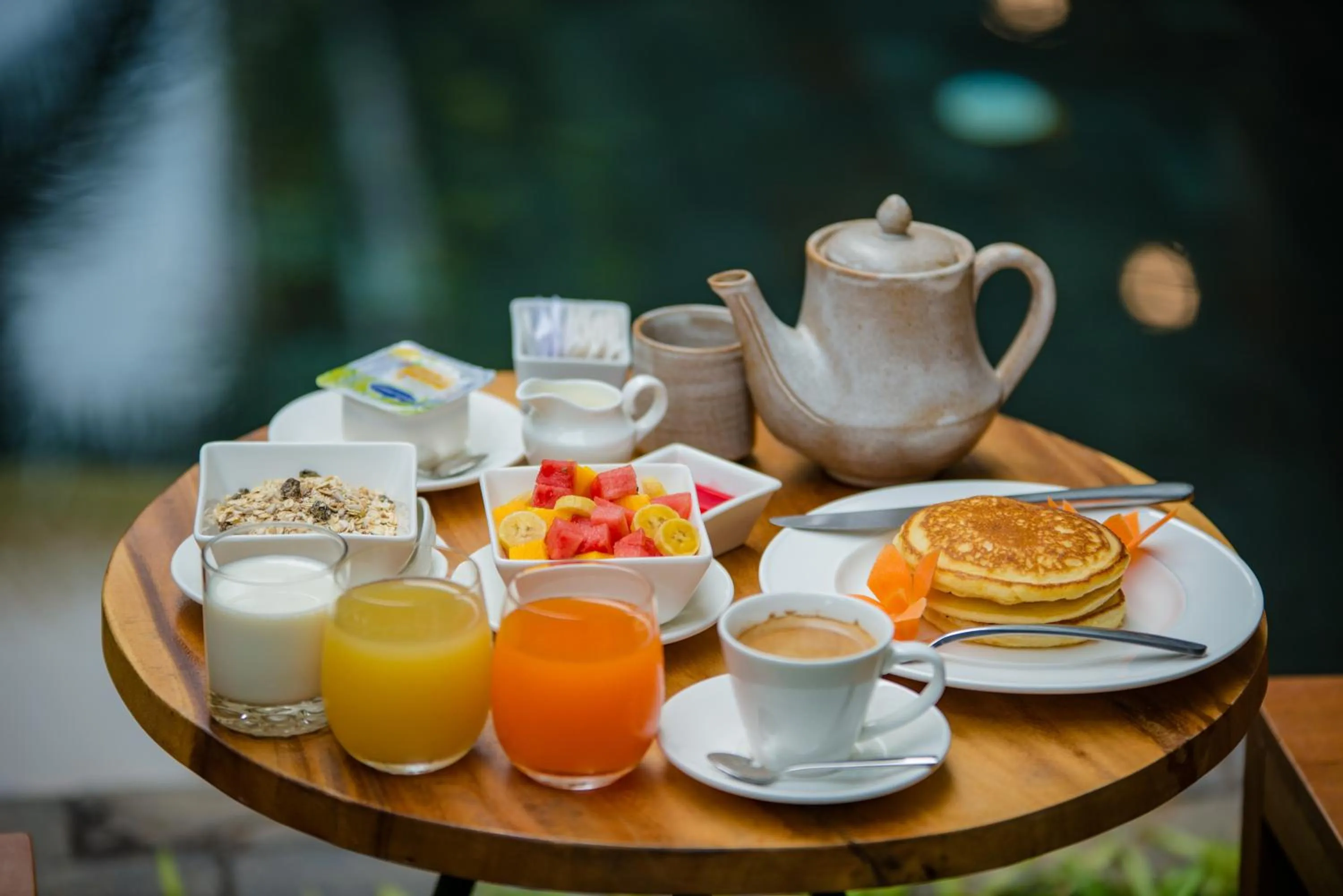 Restaurant/places to eat in Cambana Residence