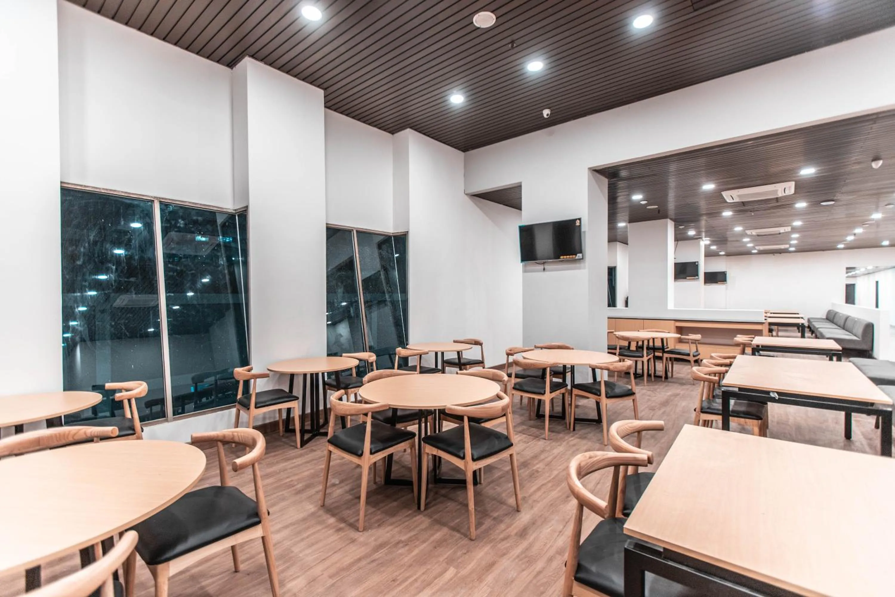 Restaurant/places to eat in Super OYO Townhouse 1 Hotel Salemba