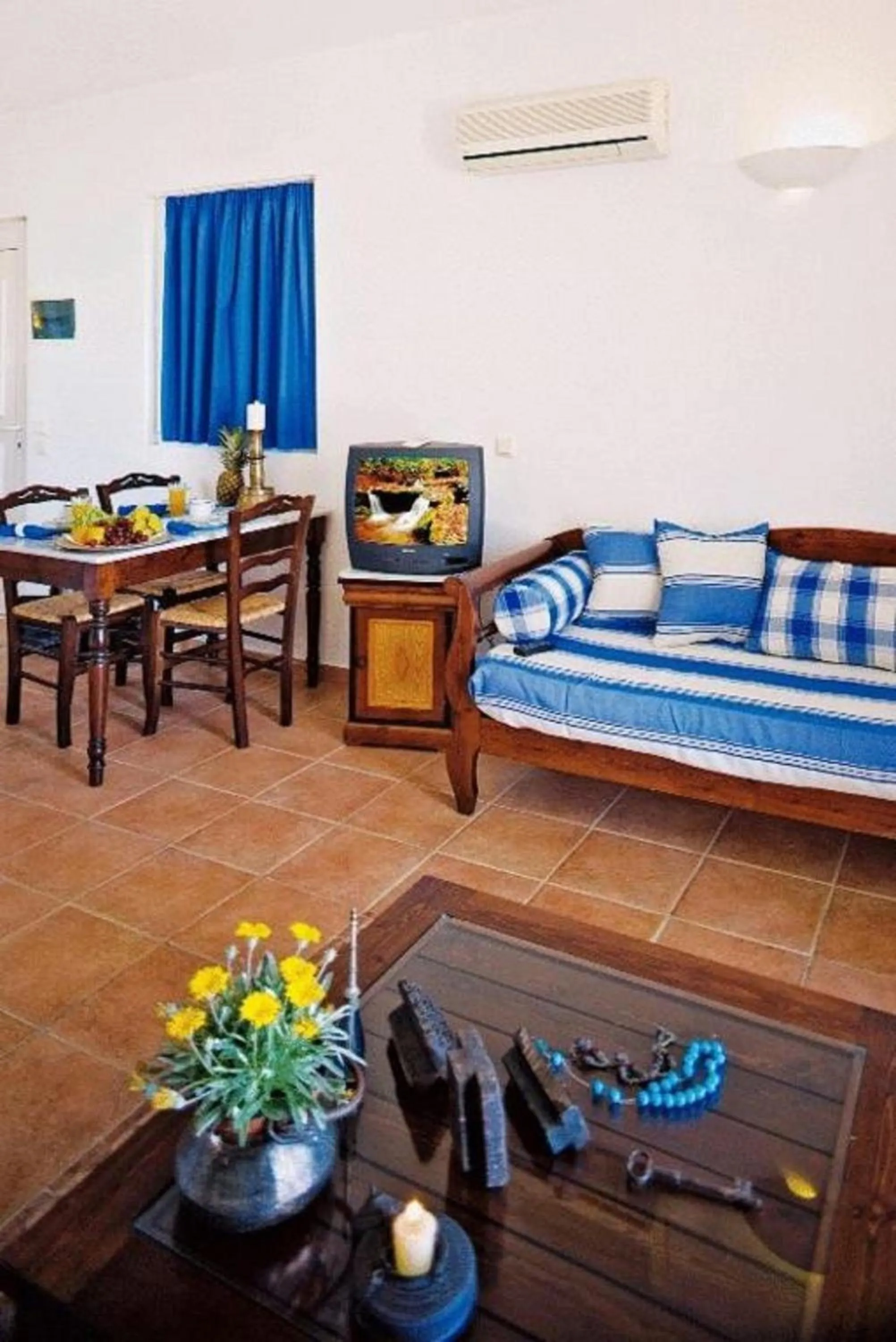 Living room, Bed in Katikies Studios & Apartments