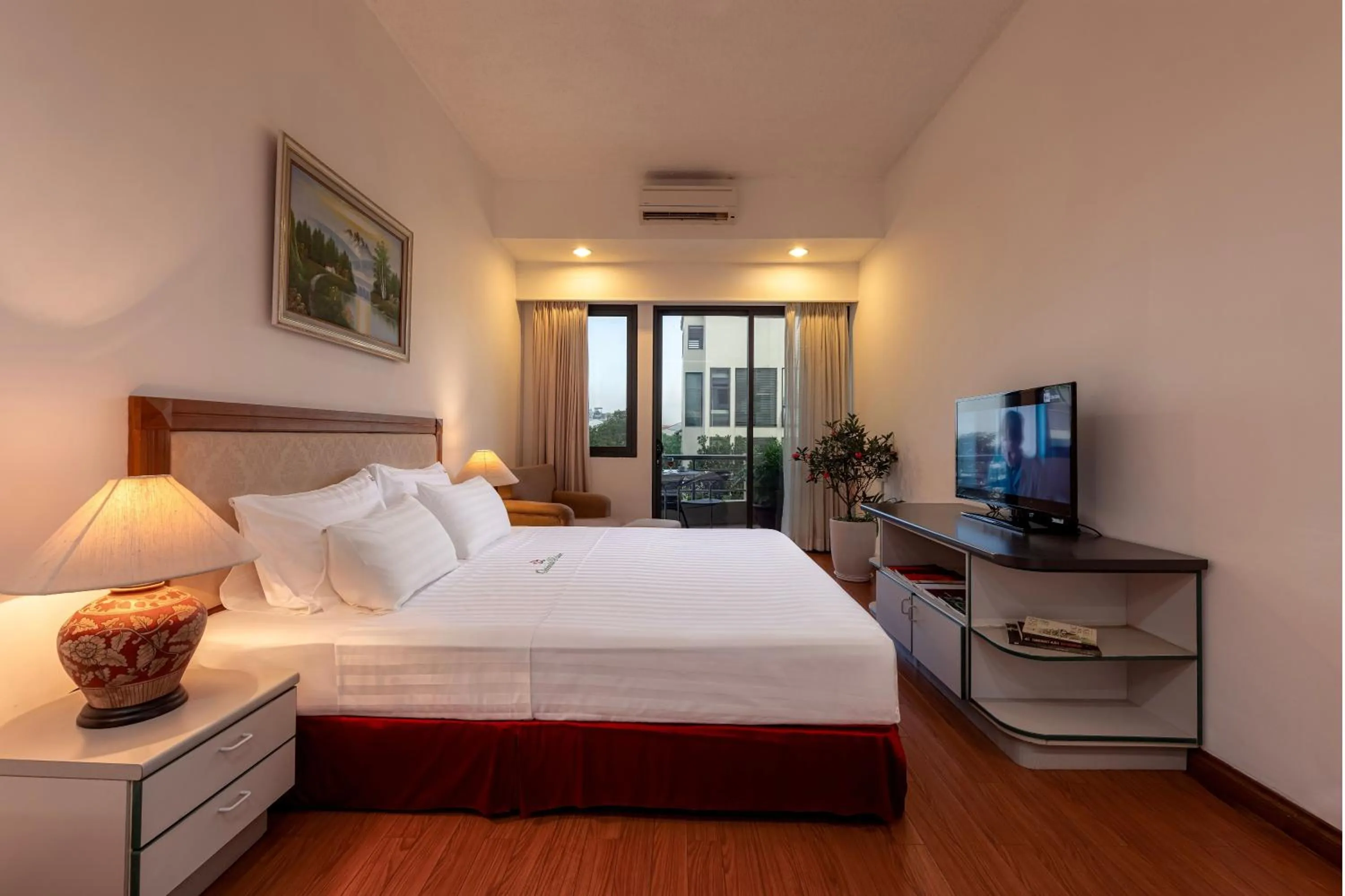 Bedroom, Bed in Oriental Palace Apartments Hanoi