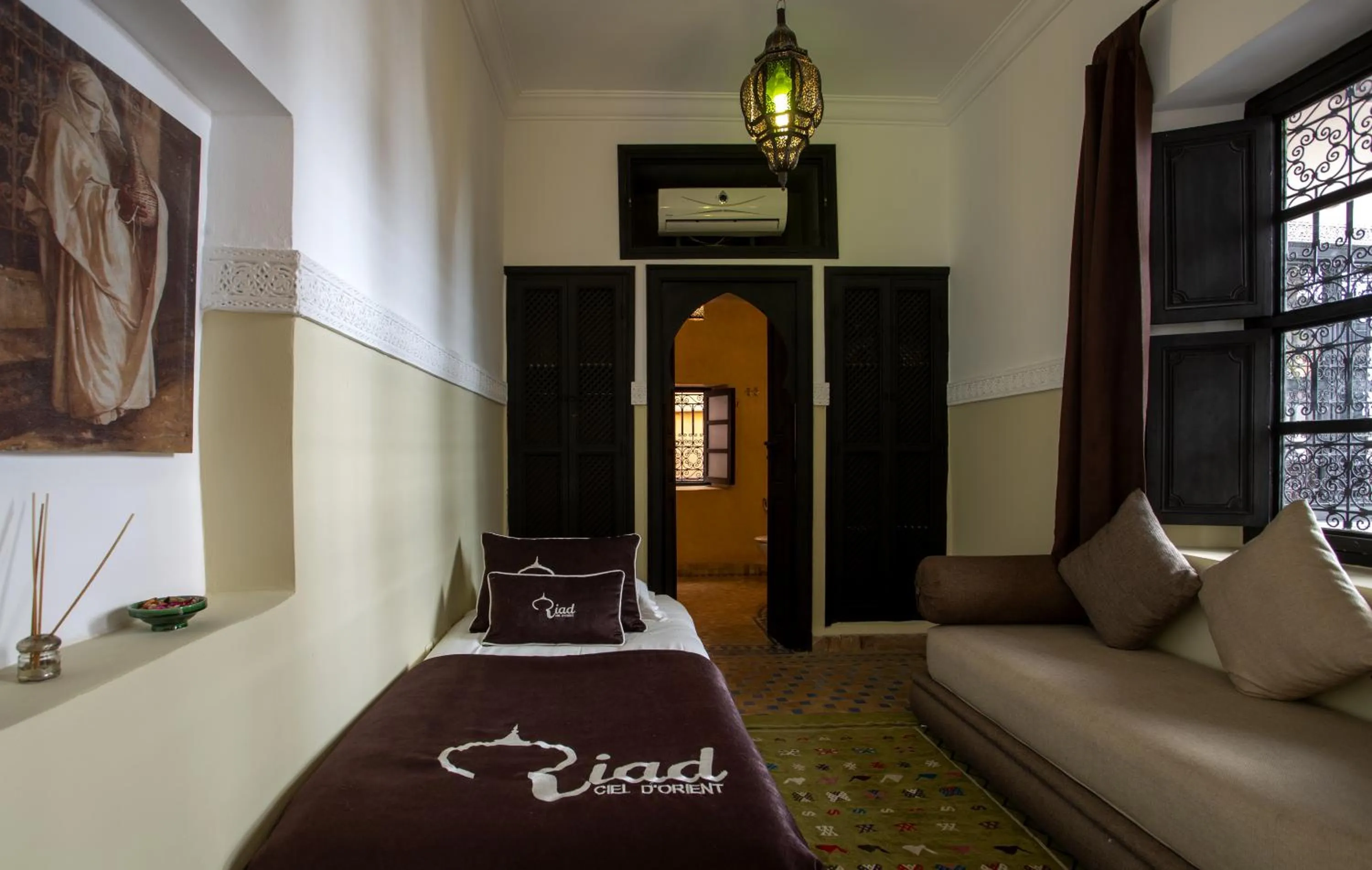 Bed in Riad Ciel d'Orient