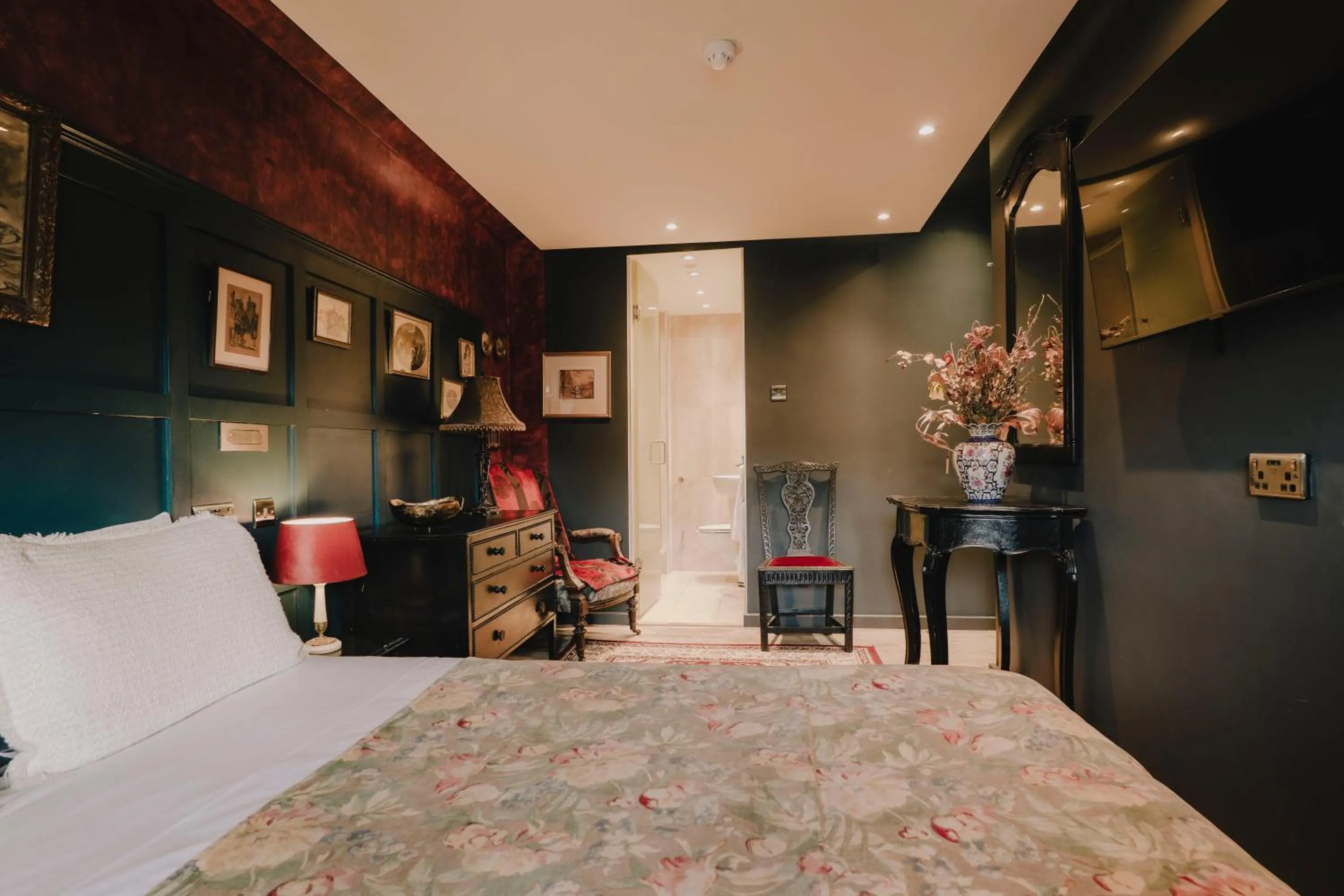 Bedroom, Bed in The Galaxie