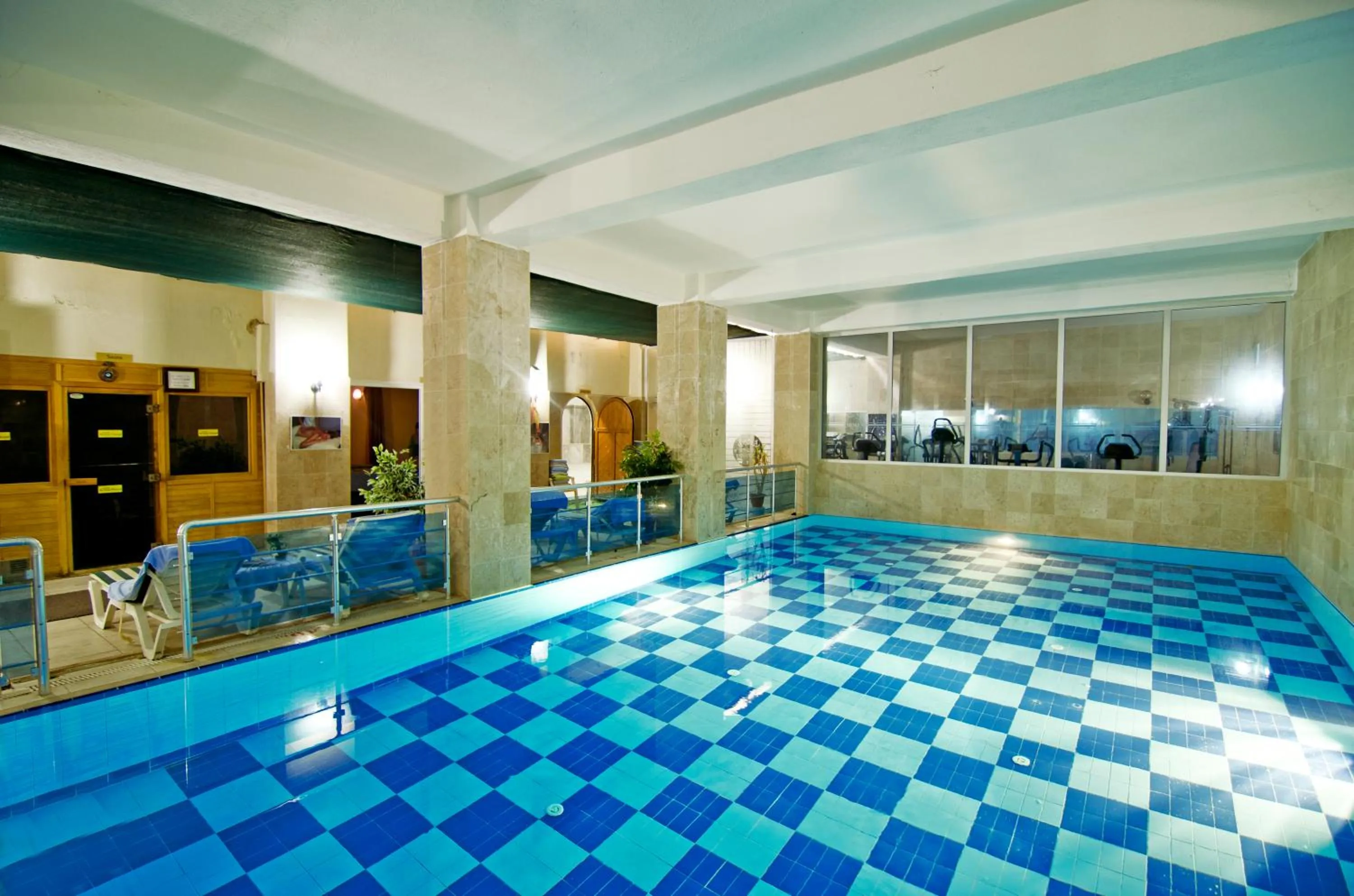 Swimming pool in Arora Hotel