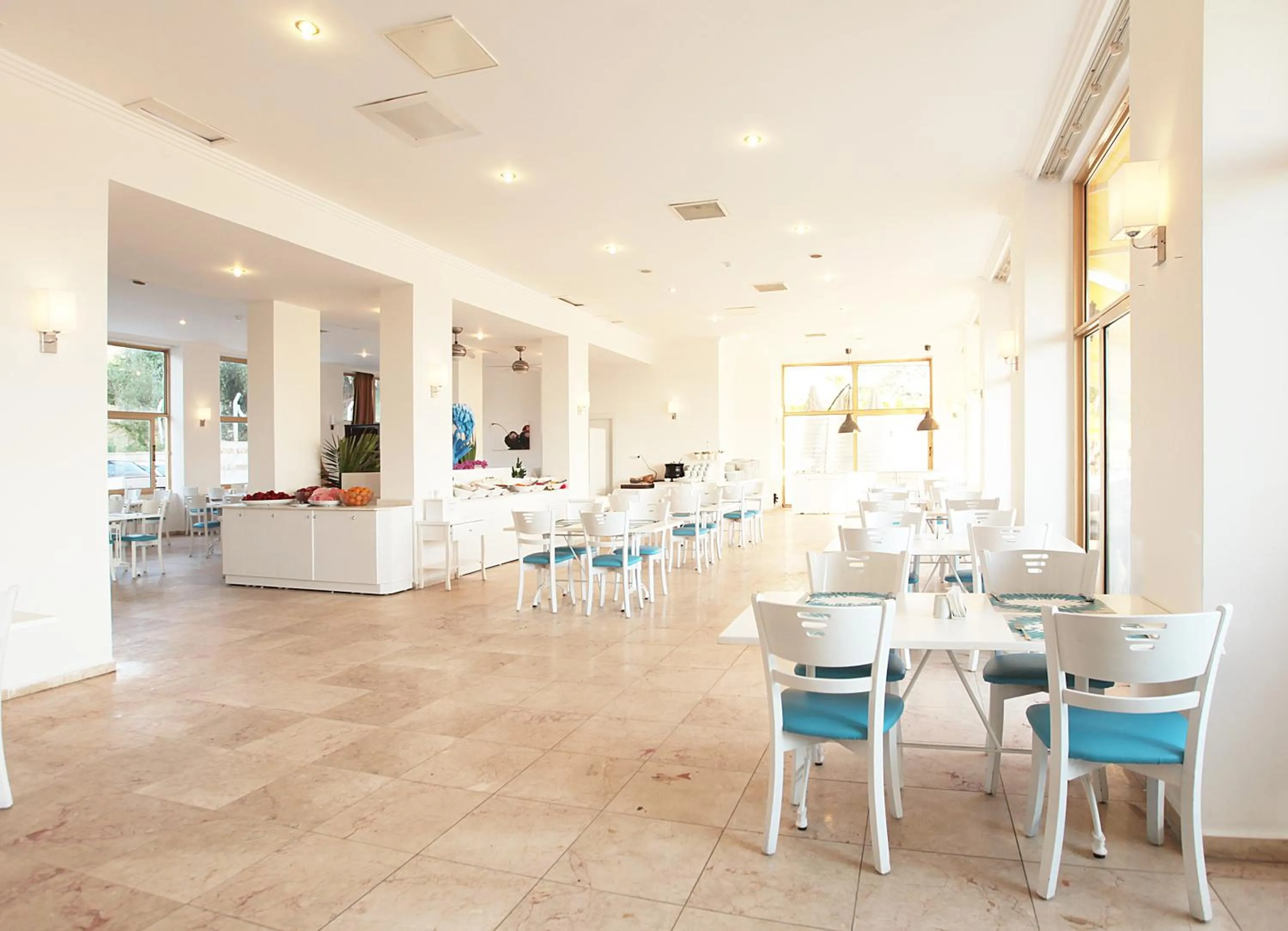 Restaurant/places to eat in Arora Hotel