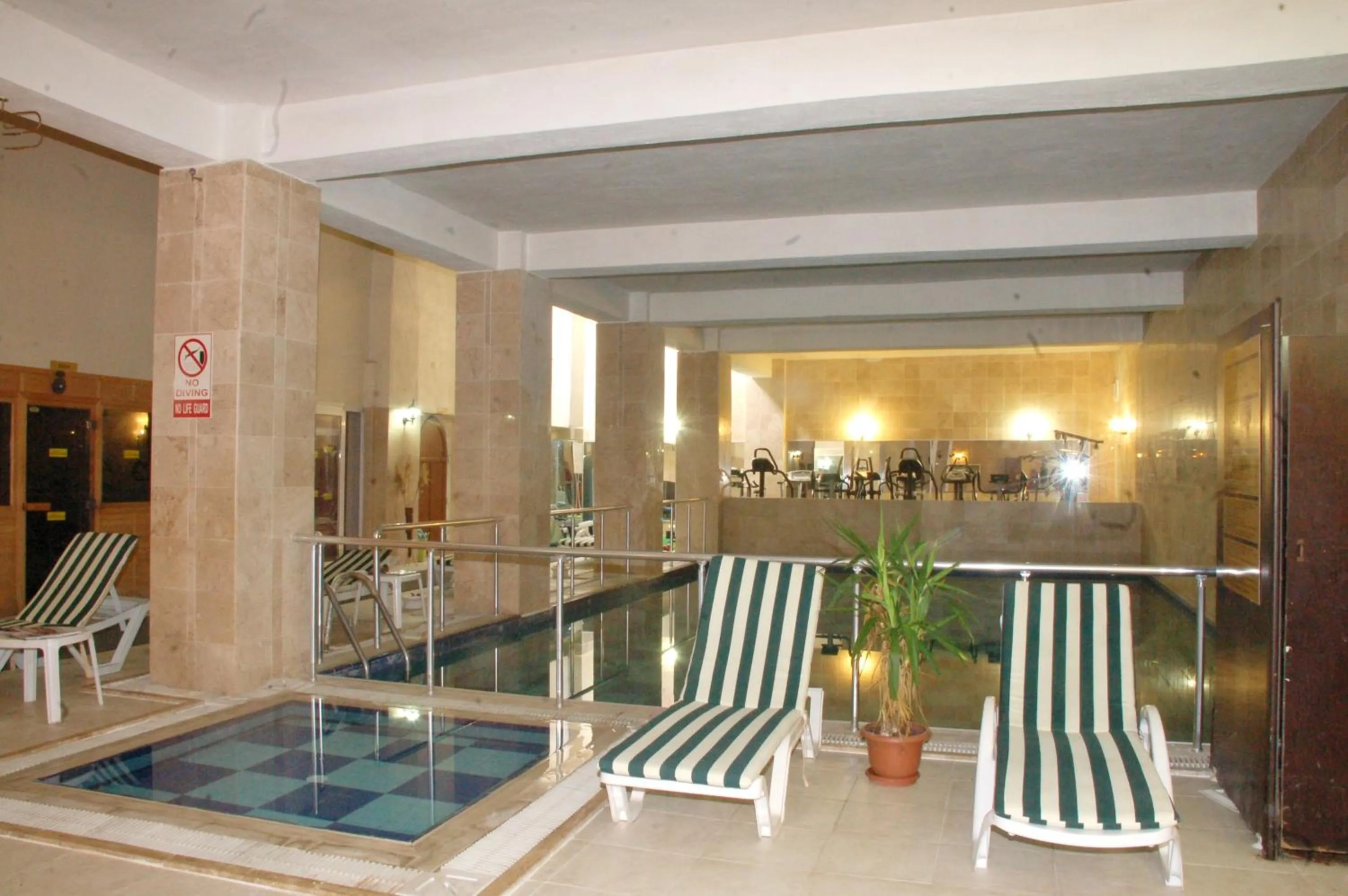 Swimming pool in Arora Hotel