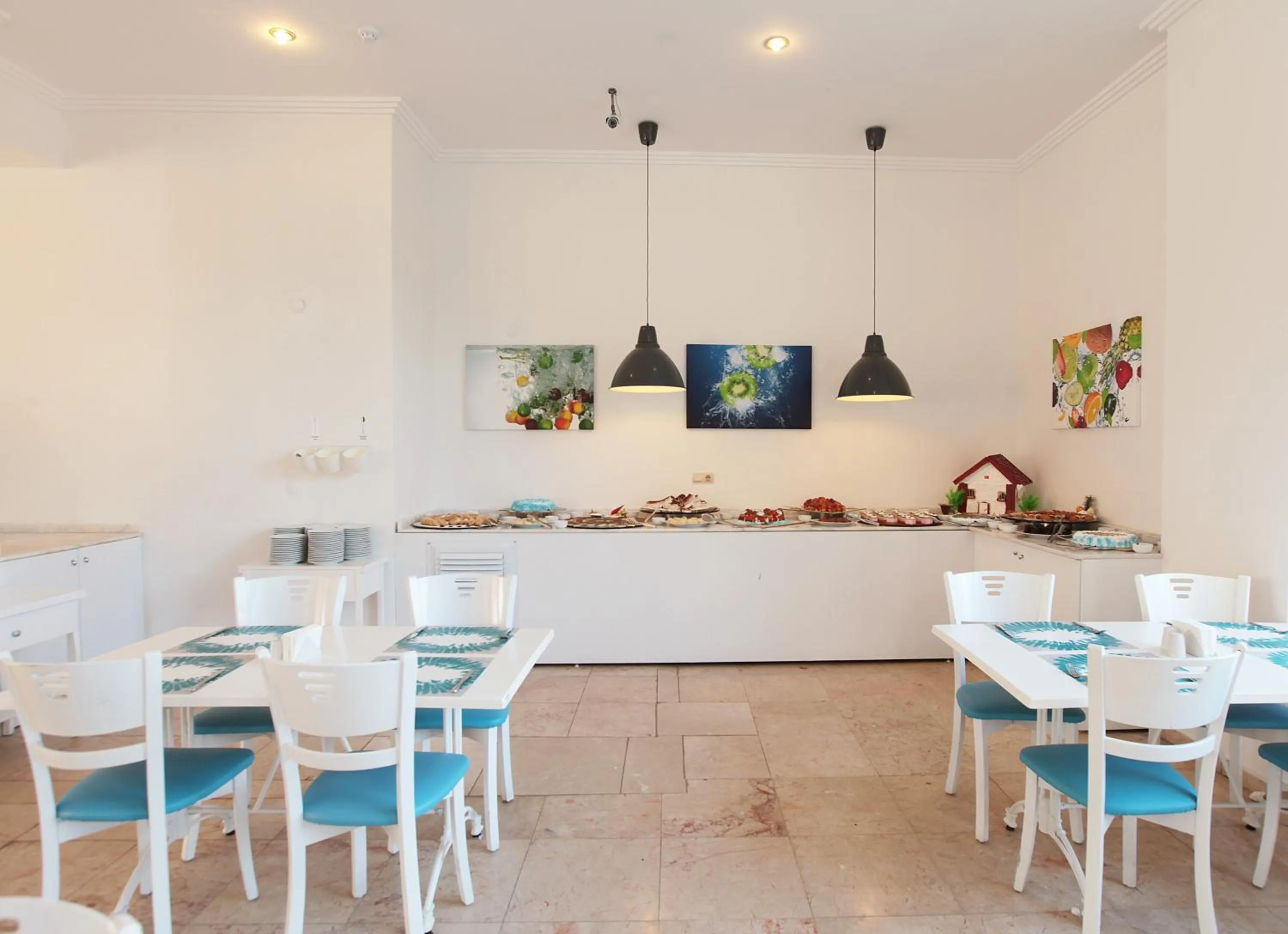 Restaurant/places to eat in Arora Hotel