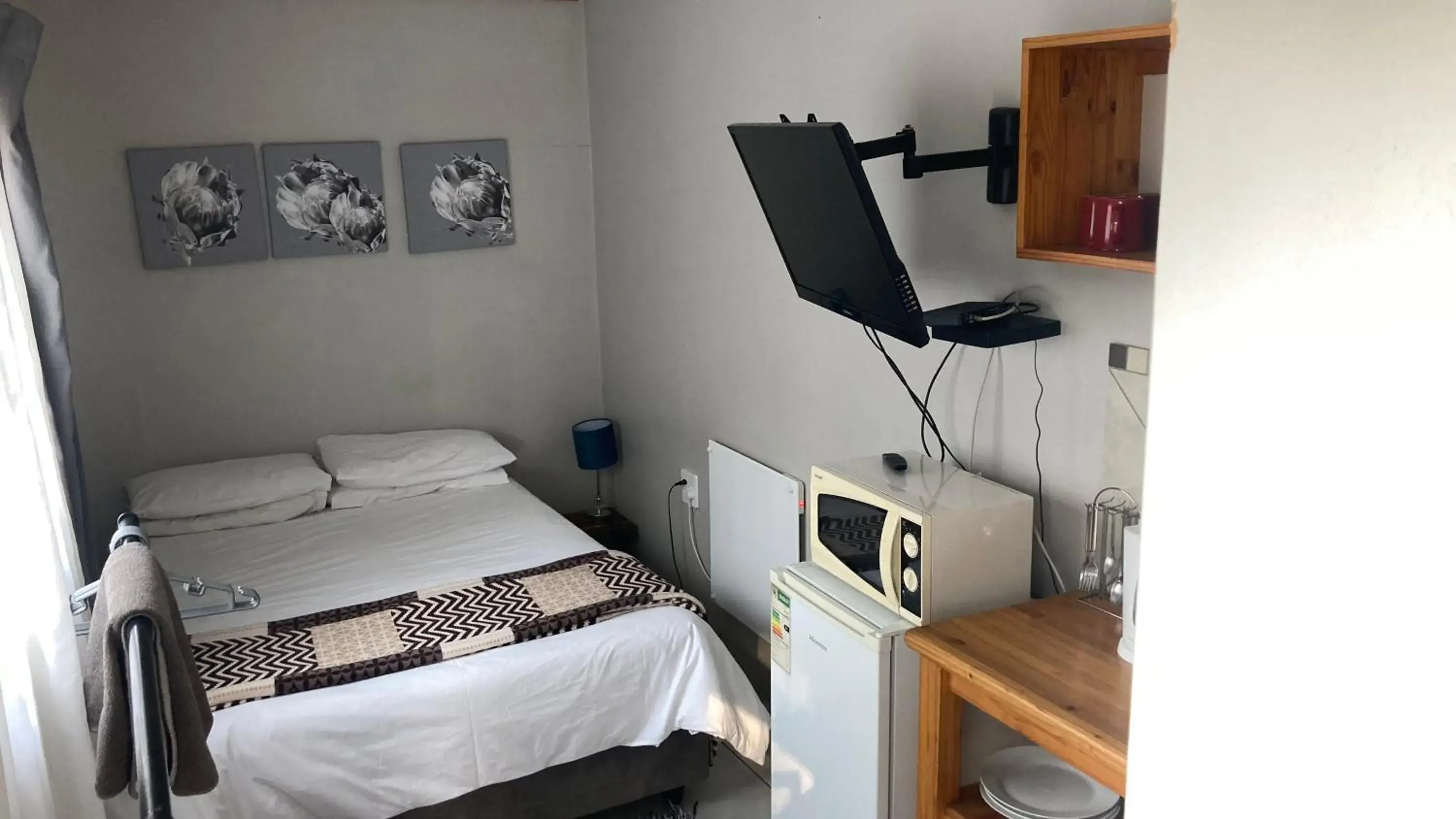 Budget Double Room in 298 on 34th Budget Double Room in 298 on 34th