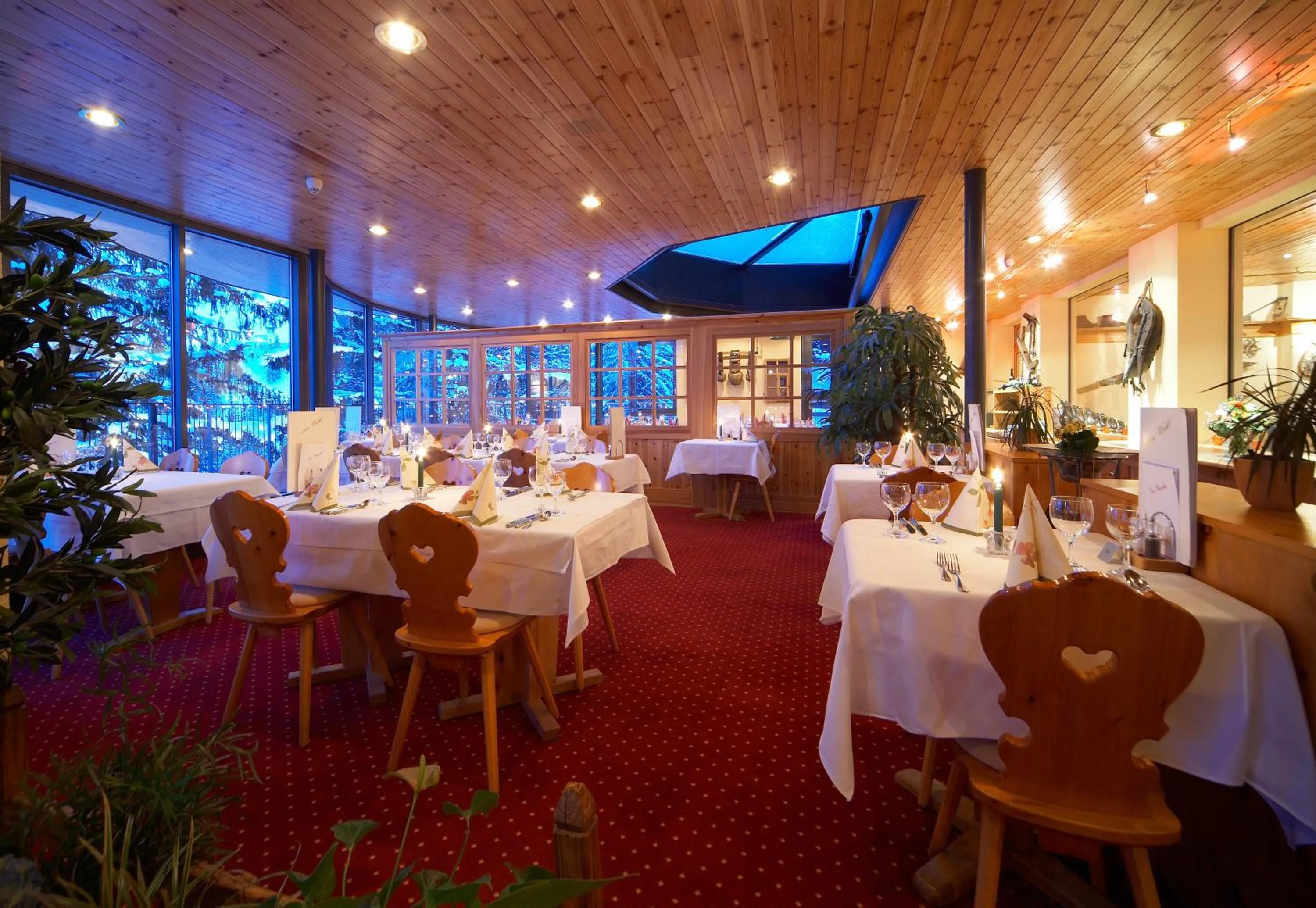 Restaurant/places to eat in Hotel Astoria