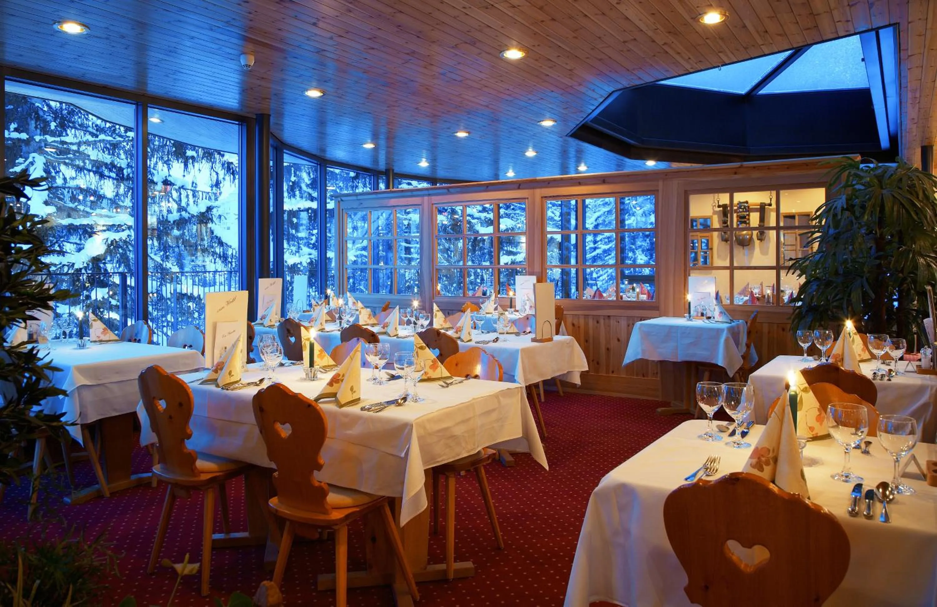 Restaurant/places to eat in Hotel Astoria