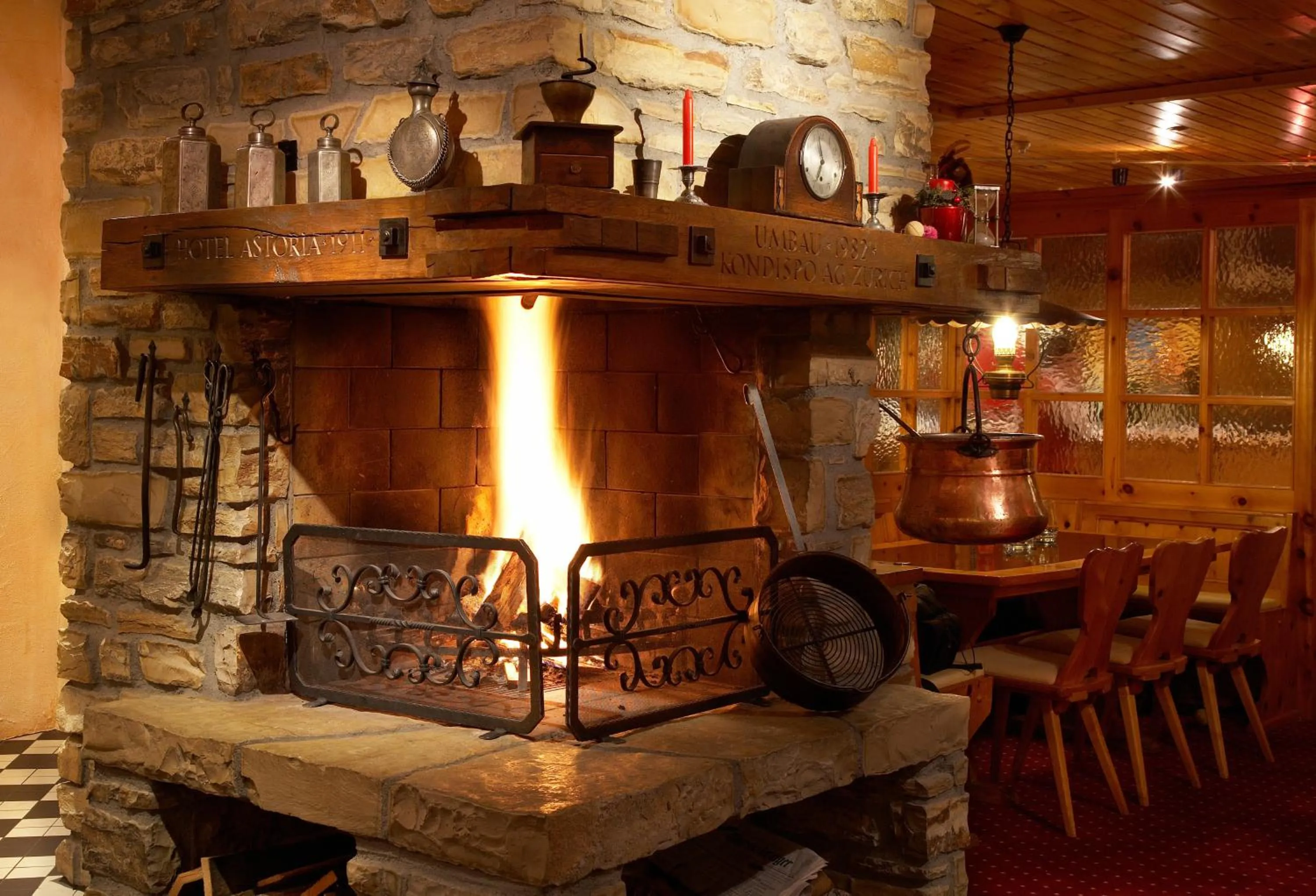 Restaurant/places to eat in Hotel Astoria