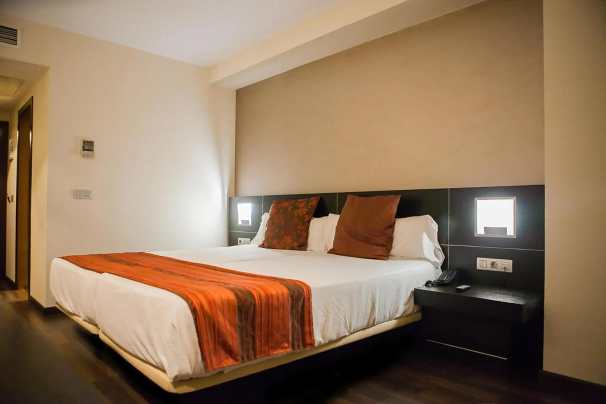 Photo of the whole room, Bed in Sercotel Aura Algeciras
