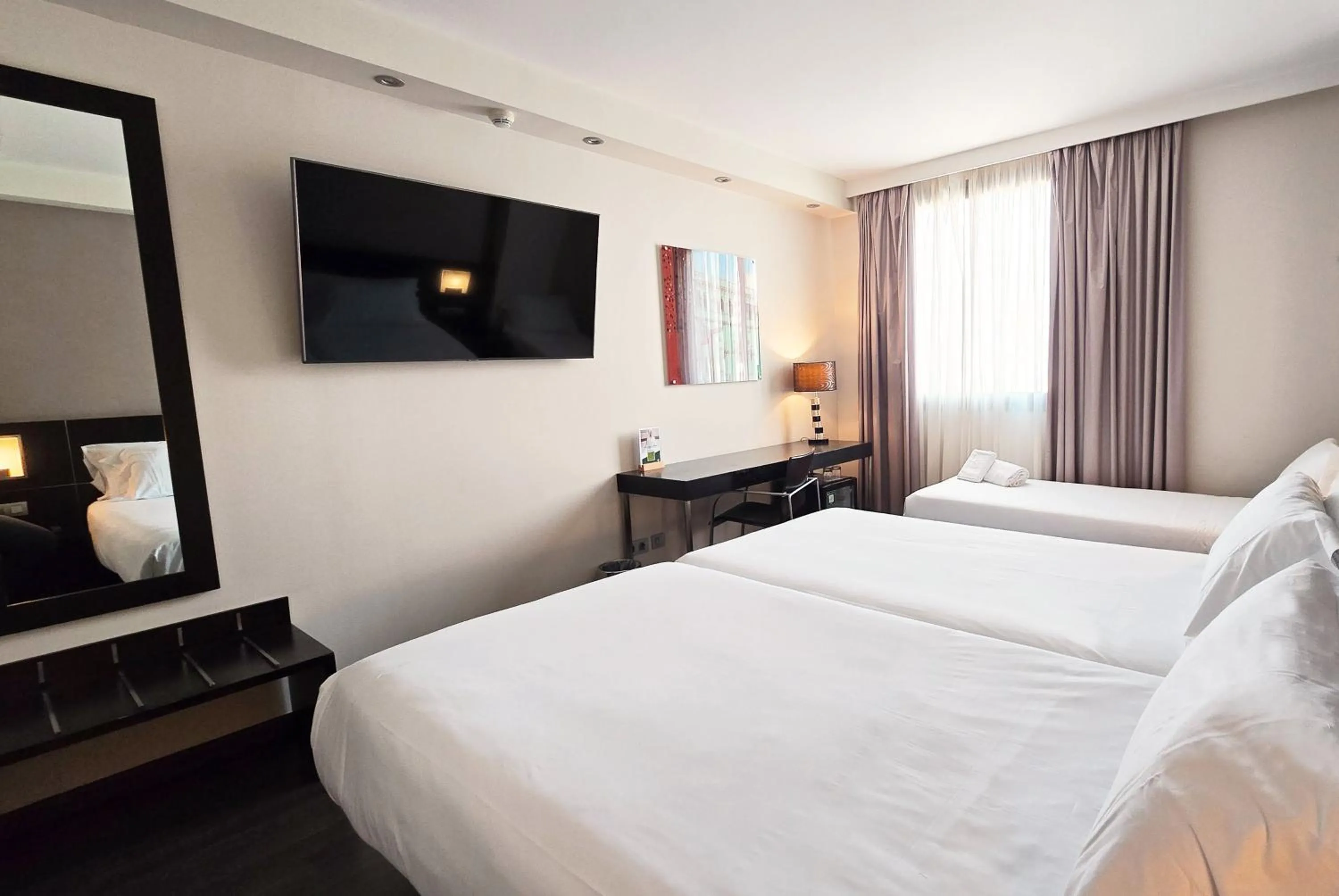 Photo of the whole room, Bed in Sercotel Aura Algeciras