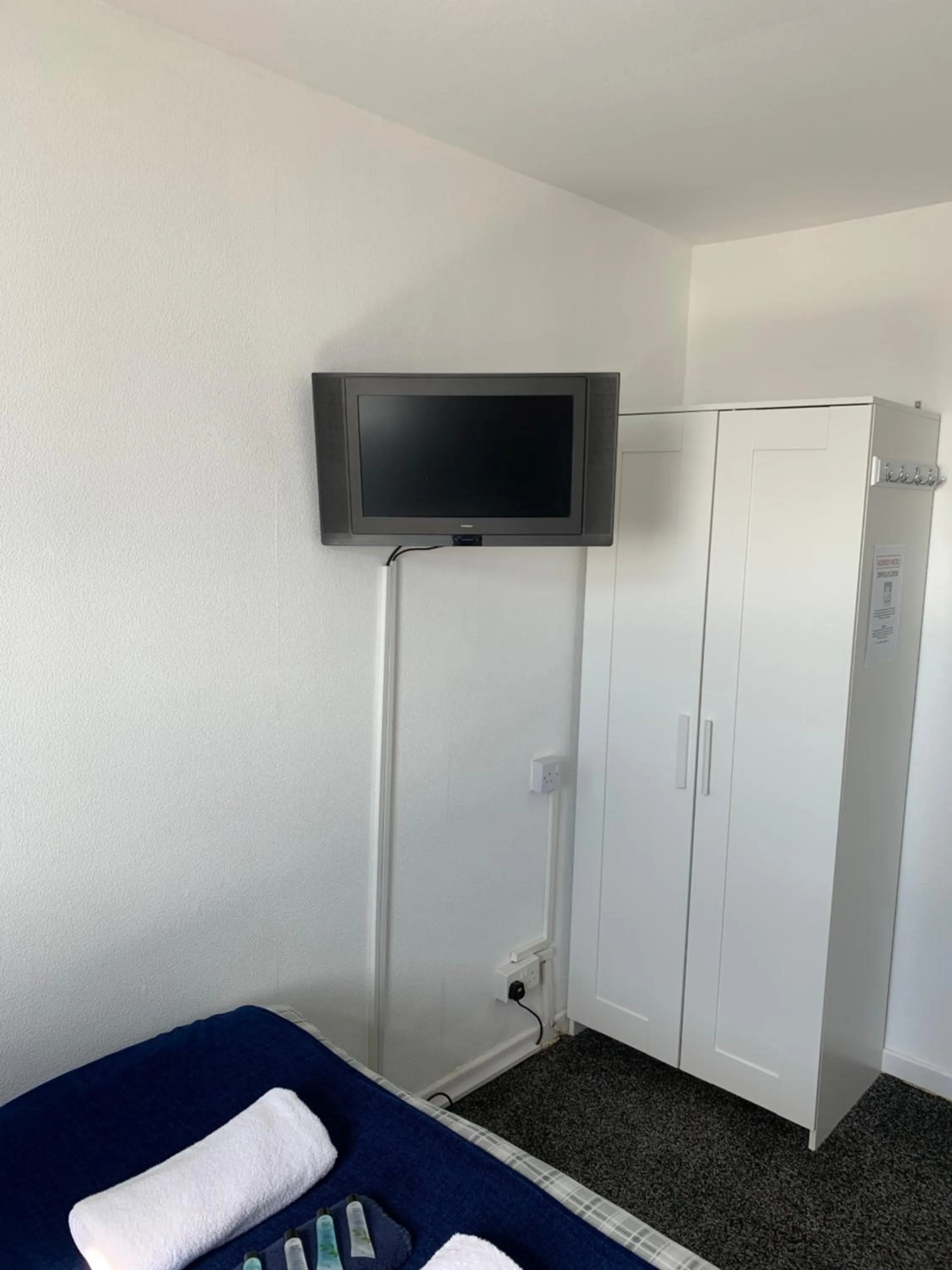 TV and multimedia, Bed in Alderley Hotel Blackpool