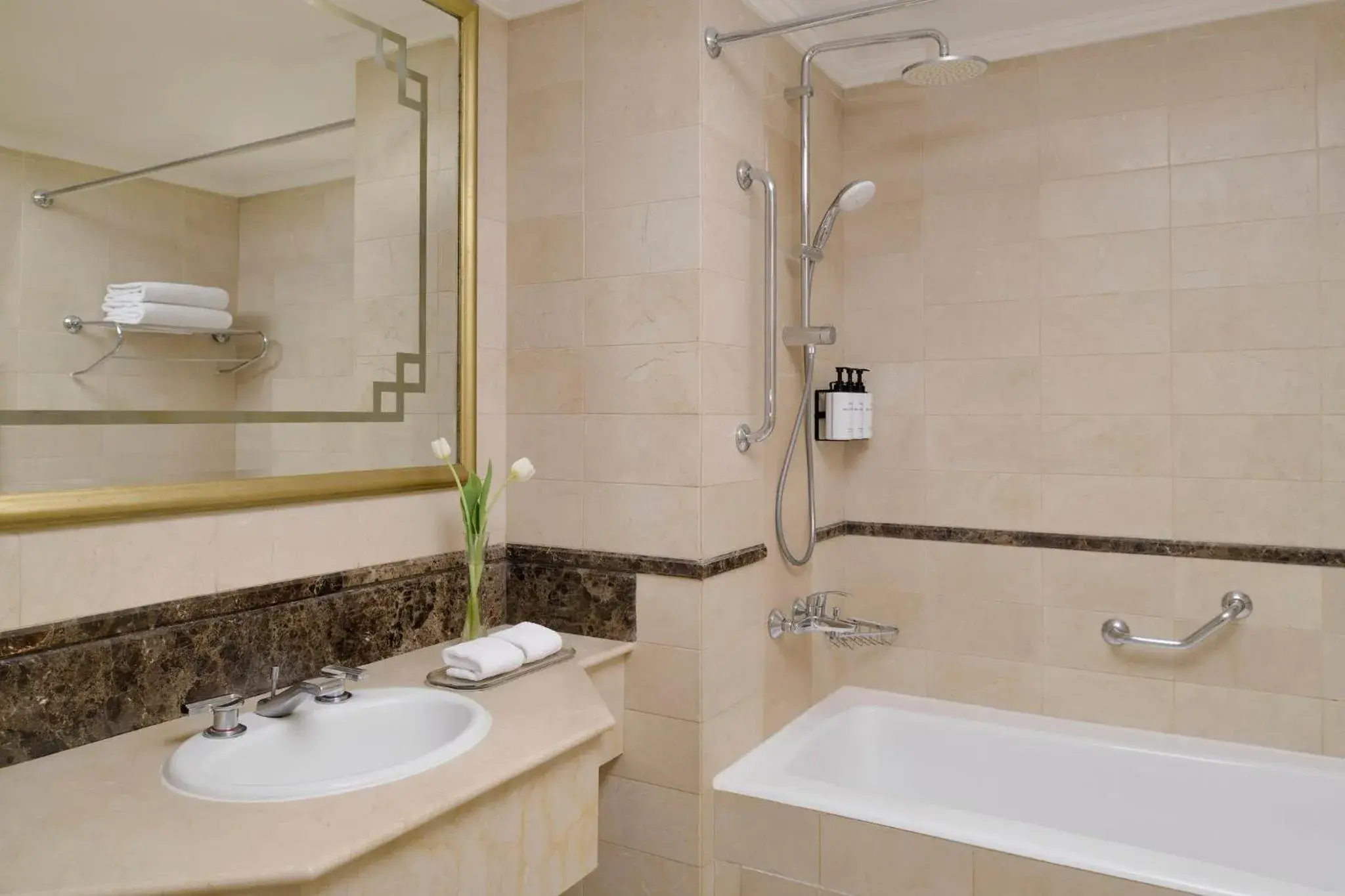 Business One-Bedroom Suite with City View in InterContinental Dar Al Iman Madinah by IHG Business One-Bedroom Suite with City View in InterContinental Dar Al Iman Madinah by IHG